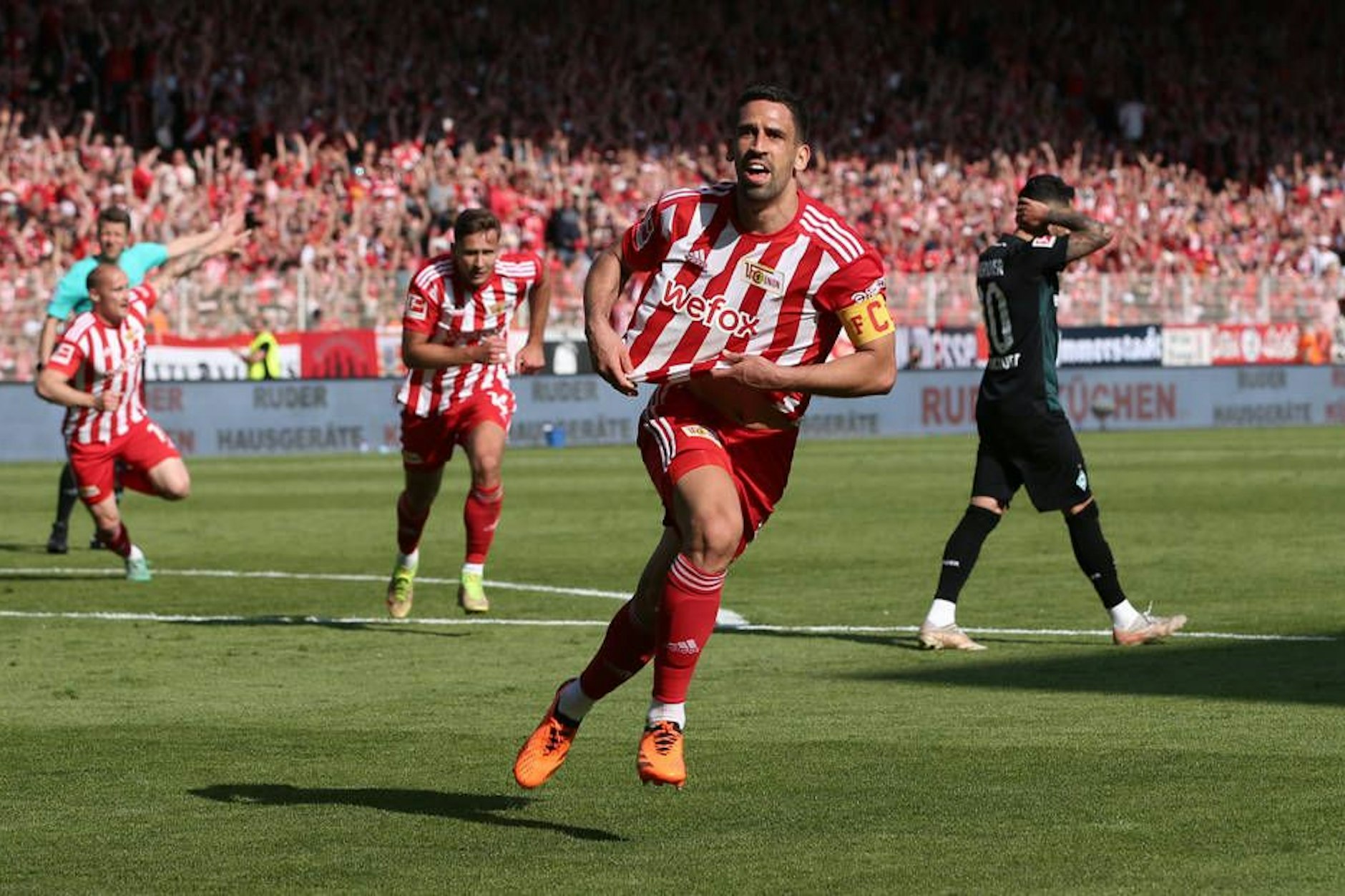 Rani Khedira bejubelt seinen Siegtreffer zum 1:0.