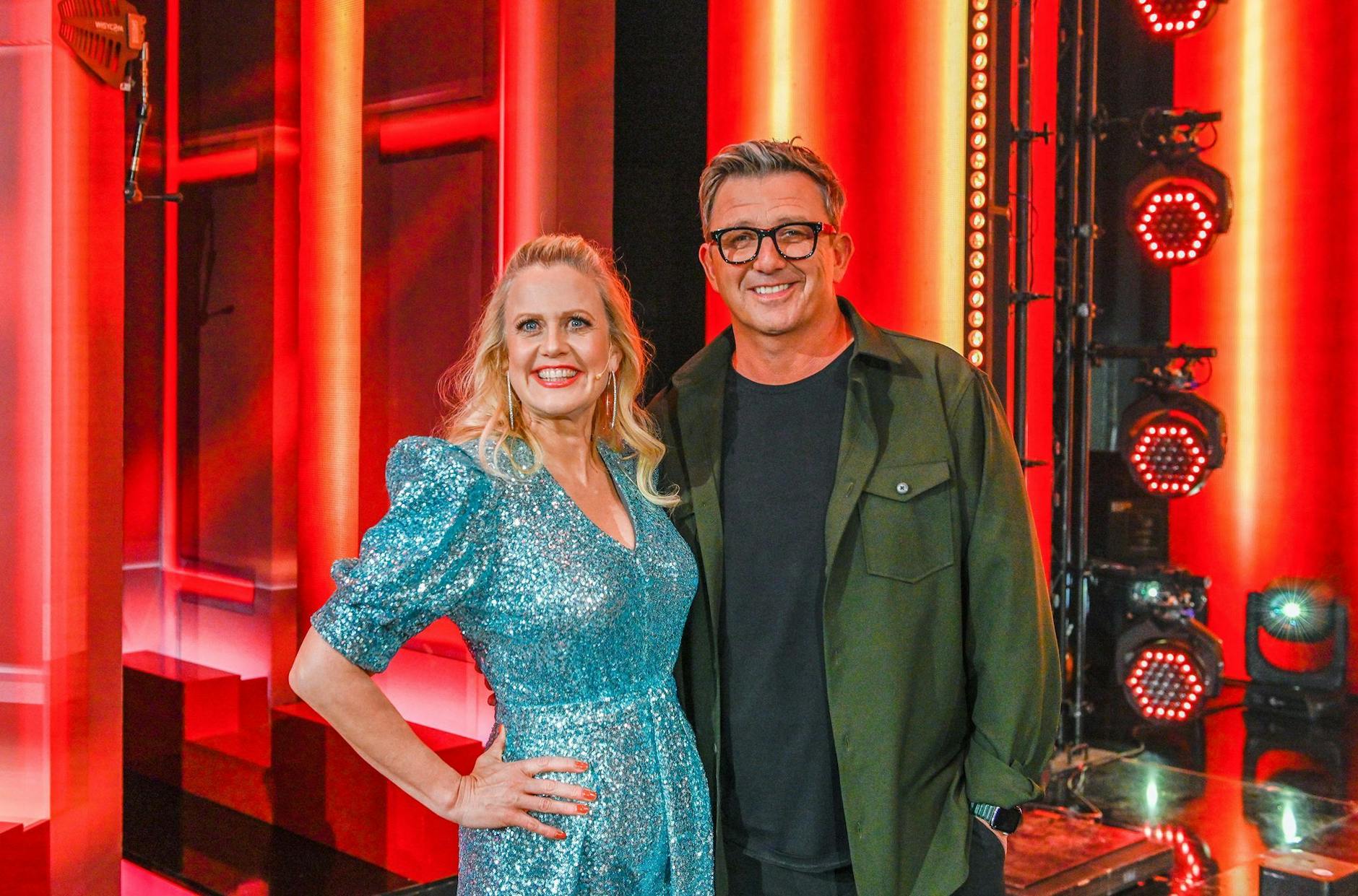 ARD/SWR VERSTEHEN SIE SPASS?, "Moderation: Barbara Schöneberger", am Samstag (27.05.23) um 20:15 Uhr im ERSTEN.
Moderatorin Barbara Schöneberger weiß sich in den besten Händen: Der Bergdoktor Hans Sigl kommt wieder zu "Verstehen Sie Spass?" und sichert die medizinische Versorgung bei Lachkrämpfen und Kicheranfällen vor Ort.
© , honorarfrei - Verwendung gemäß der AGB im engen inhaltlichen, redaktionellen Zusammenhang mit genannter SWR-Sendung bei Nennung "Bild: SWR/Patricia Neligan" (S2+). SWR Presse/Bildkommunikation, Baden-Baden, Tel: 07221/929-22202, foto@swr.de