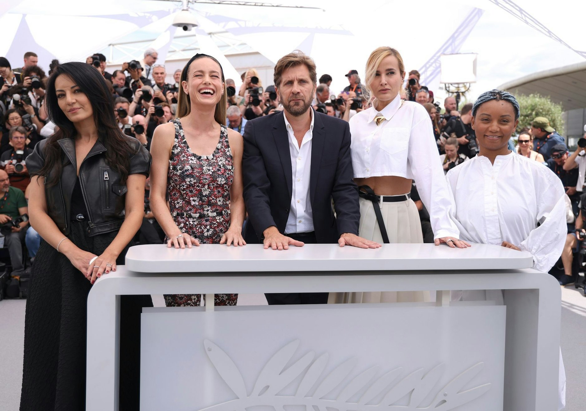 Die Jury wird vom letztjährigen Palmen-Gewinner Ruben Östlund geleitet. Zur Jury gehören außerdem Maryam Touzani (l-r), Brie Larson, Julia Ducournau und Rungano Nyoni.  