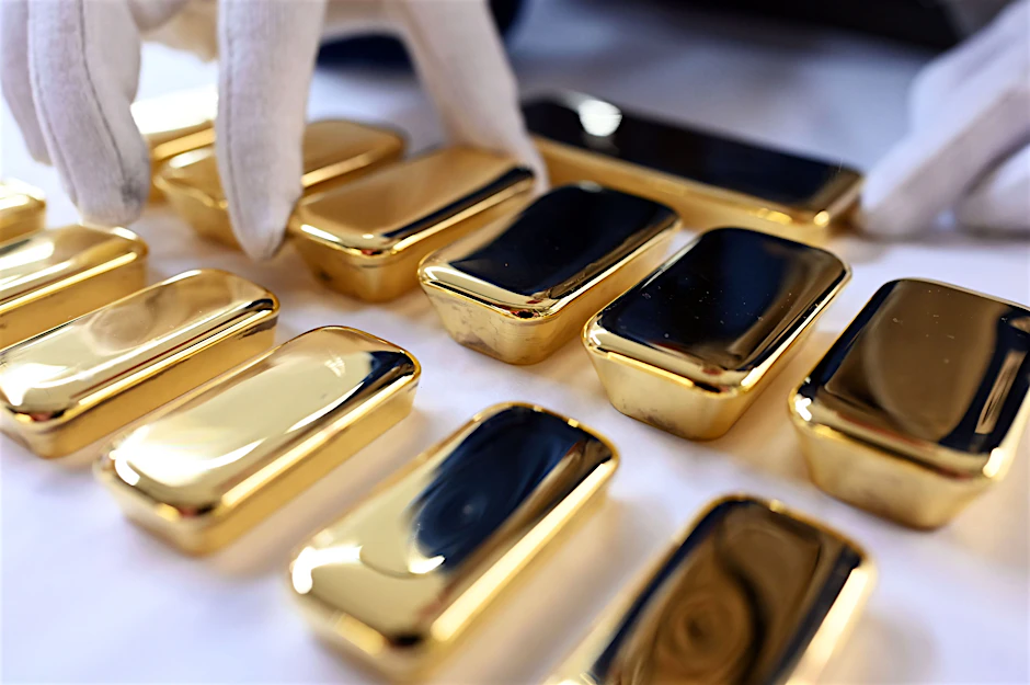 Sichere Wertanlage für die, die es sich leisten können: frisch gegossene Goldbarren bei der Agosi AG in Pforzheim.