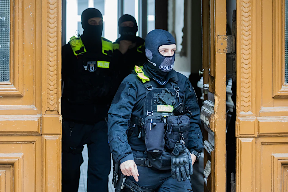 Polizisten nach einer Hausdurchsuchung in Berlin-Kreuzberg – bundesweit waren mehrere Dutzend Beamte im Einsatz.