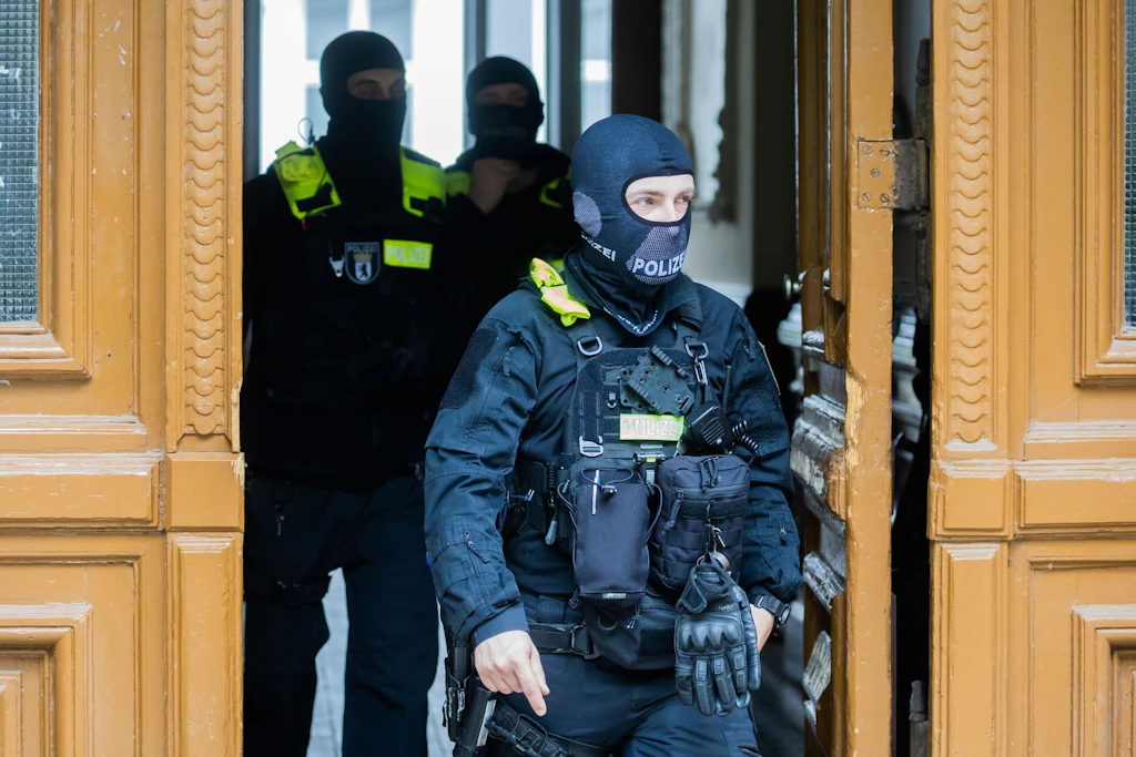 Mit gezogener Waffe am Bett von Carla Hinrichs? Berliner Polizei ermittelt jetzt in den eigenen Reihen