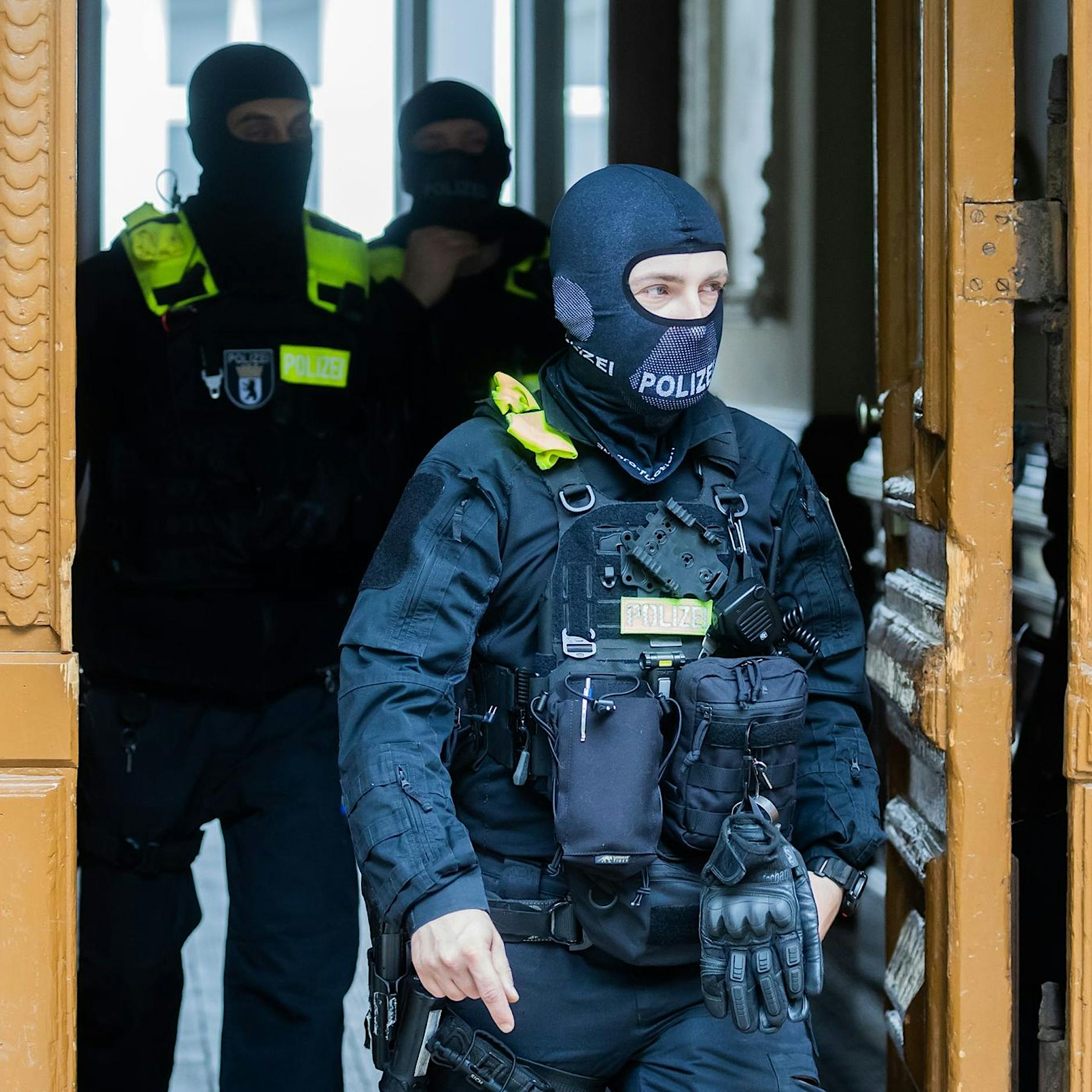 Mit gezogener Waffe am Bett von Carla Hinrichs? Berliner Polizei ermittelt jetzt in den eigenen Reihen