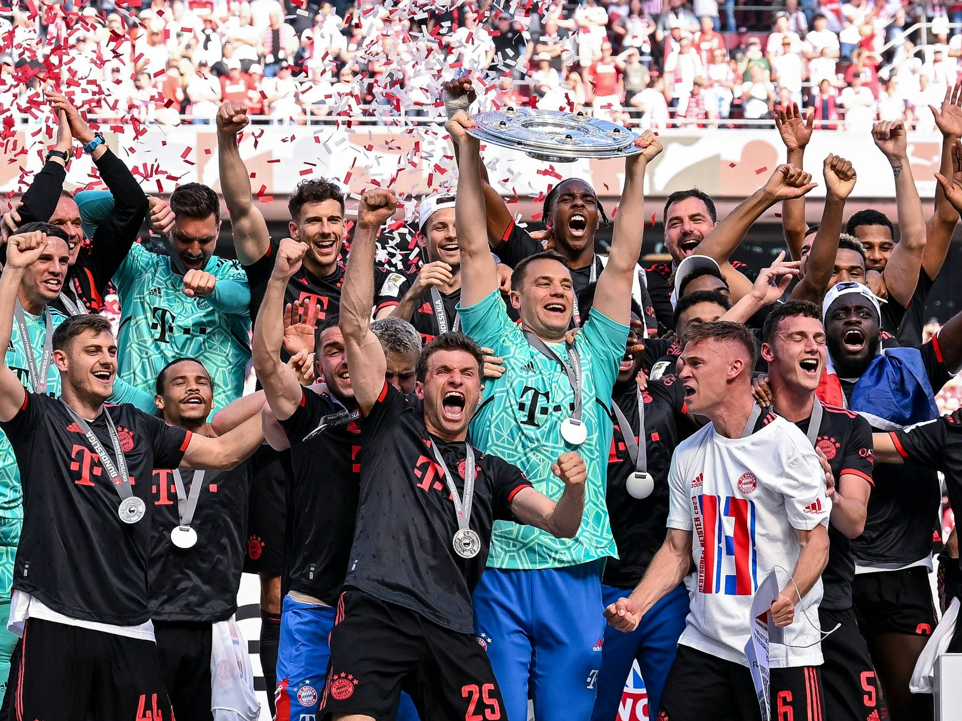 Thomas Müller jubelt über den unverhofften Meistertitel für die Bayern, war aber ziemlich perplex wegen des Rausschmisses von Kahn und Salihamidzic.