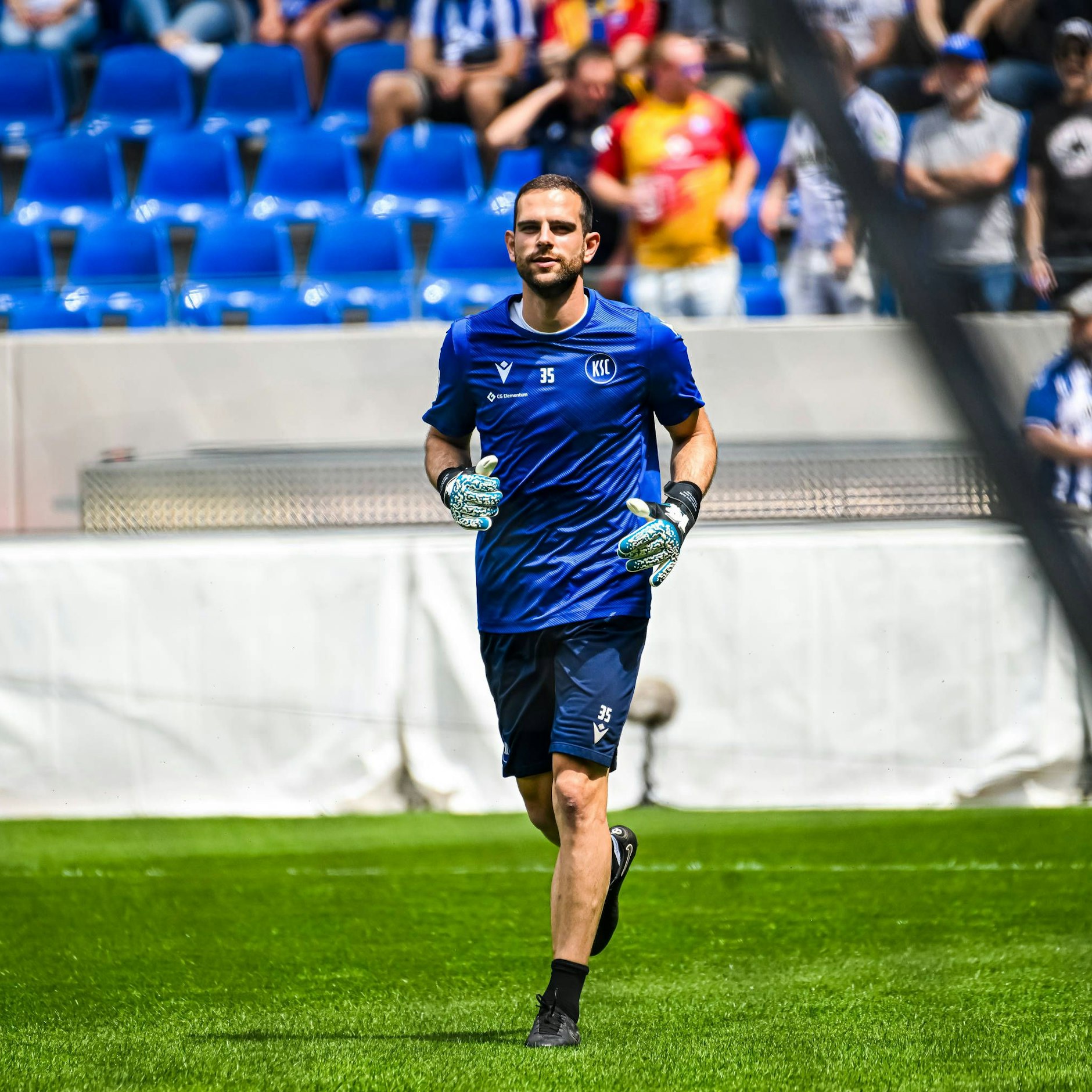 Torwart Marius Gersbeck verhandelt mit Hertha BSC gerade über seine Rückkehr. Noch spielt er beim Karlsruher SC.