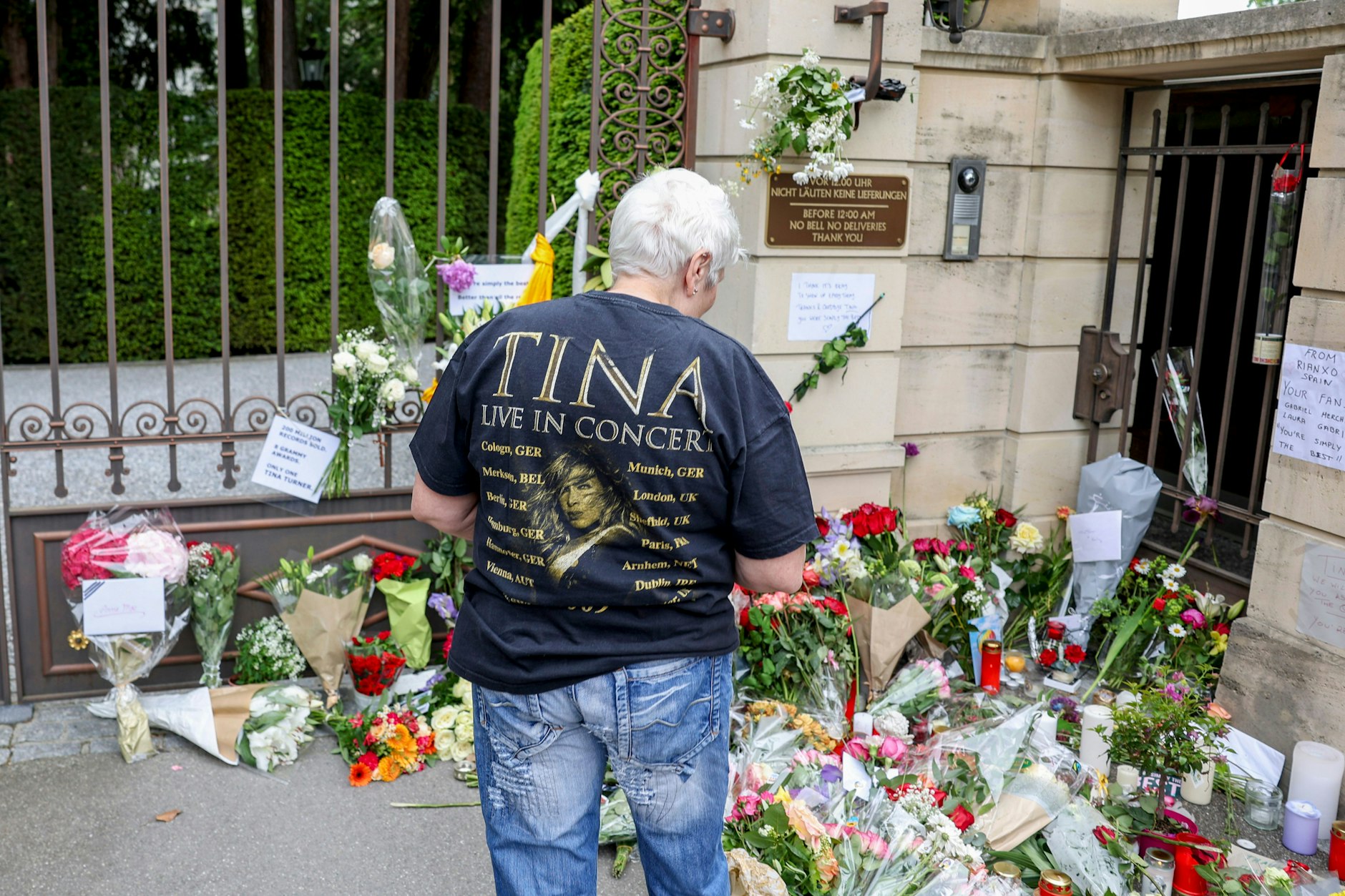 Fans trauern am Eingang zum Anwesen von Tina Turner in der Nähe von Zürich.