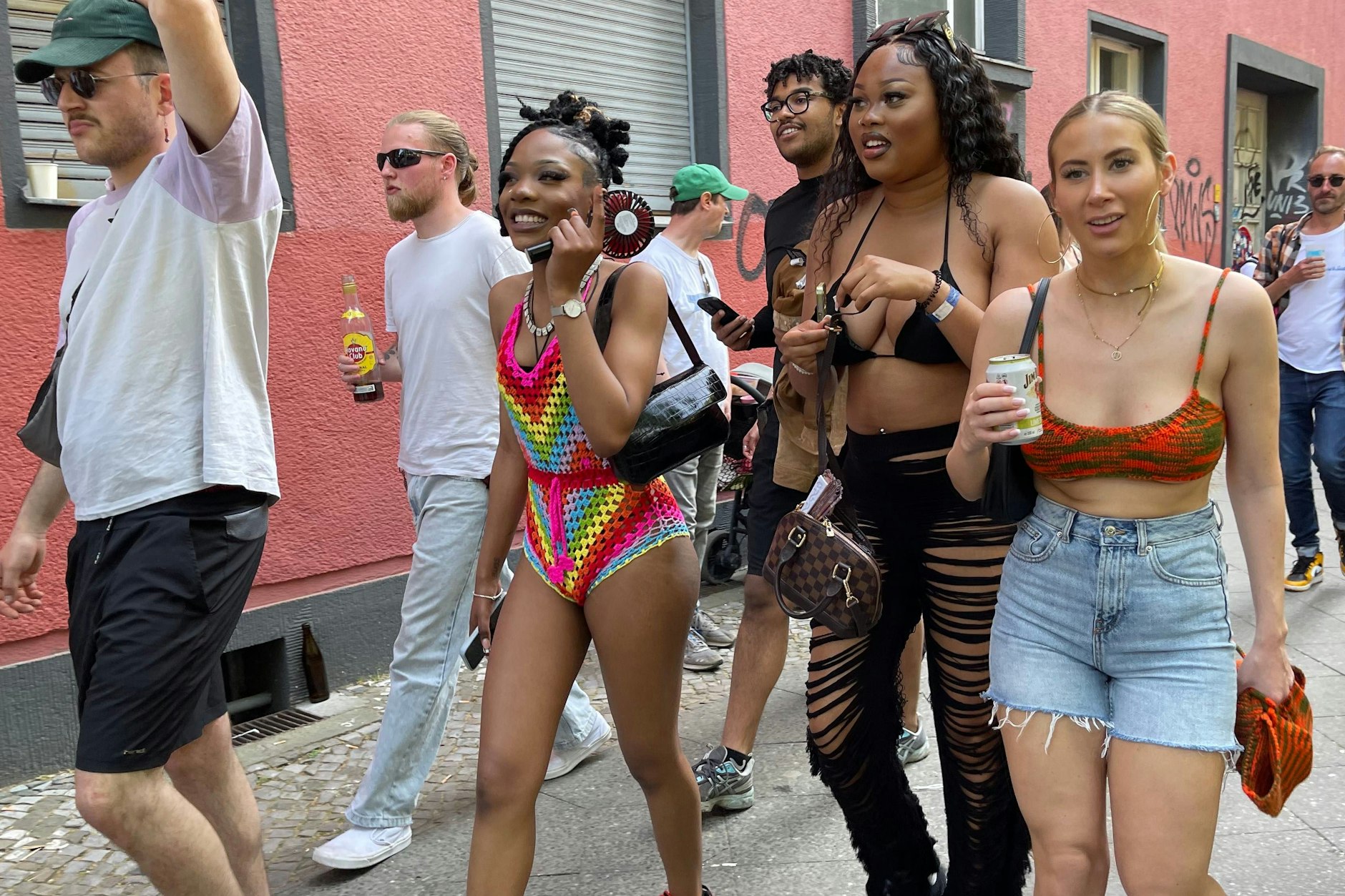 Bei Temperaturen um die 25 Grad fielen auf der Gneisenaustraße die Hüllen.