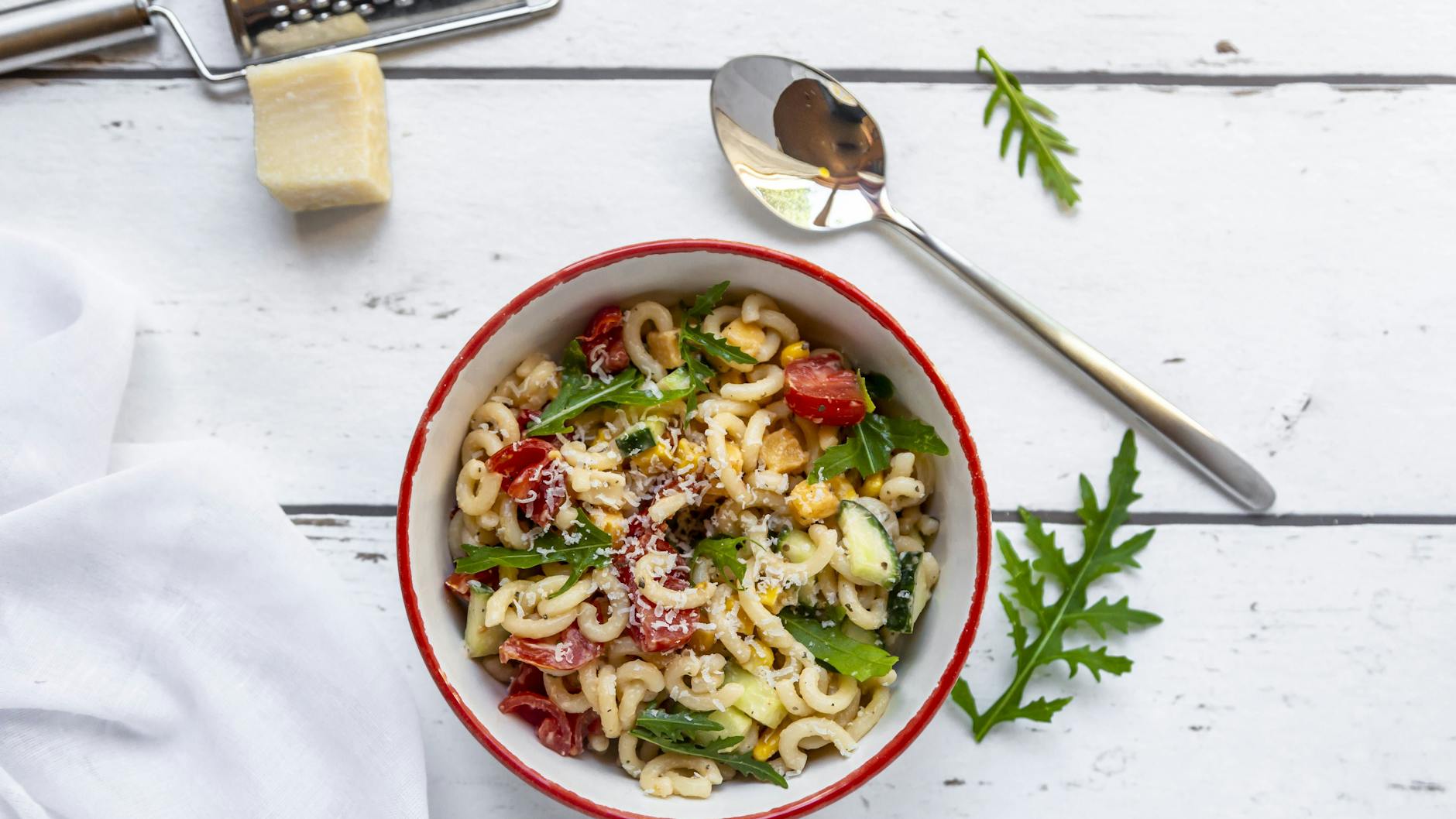 Der köstliche Nudelsalat ohne Mayonnaise wird durch die frischen Zutaten besonders lecker.