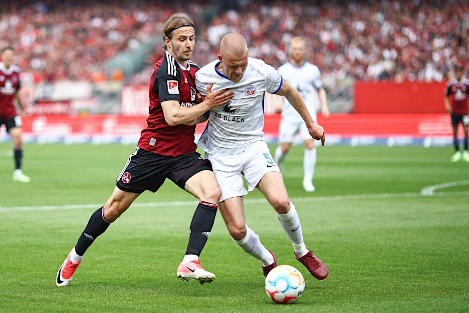 Felix Lohkemper (l) und dem 1. FCN droht die Relegation.  