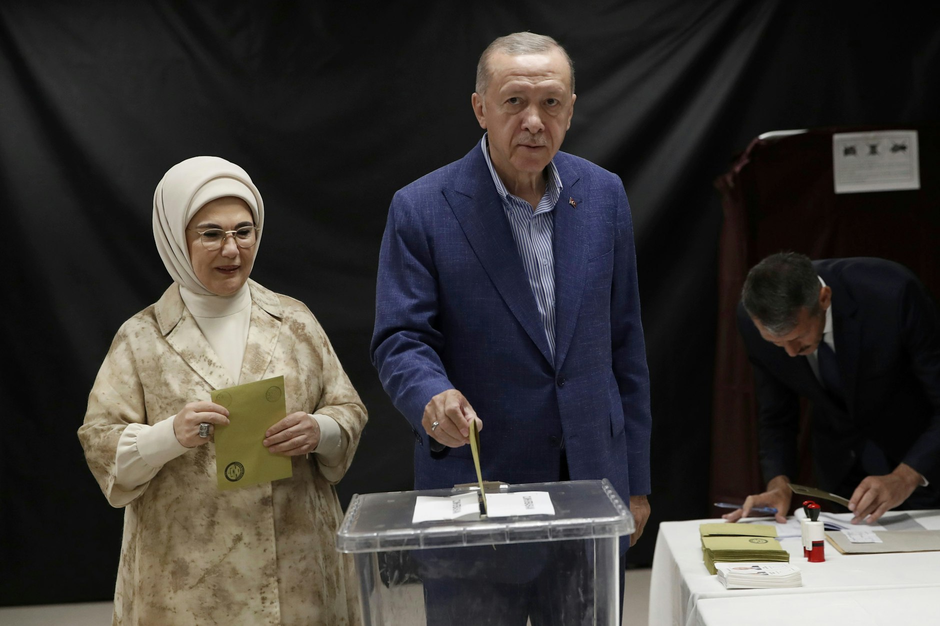 Recep Tayyip Erdogan und seine Frau Emine Erdogan geben ihre Stimmen in einem Wahllokal während der zweiten Runde der Präsidentschaftswahlen in Istanbul ab.&nbsp;