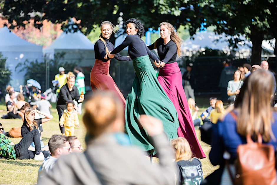 Die Performerinnen der Gruppe Danzako treten am ersten Tag des Straßenfestes auf Stelzen auf.  