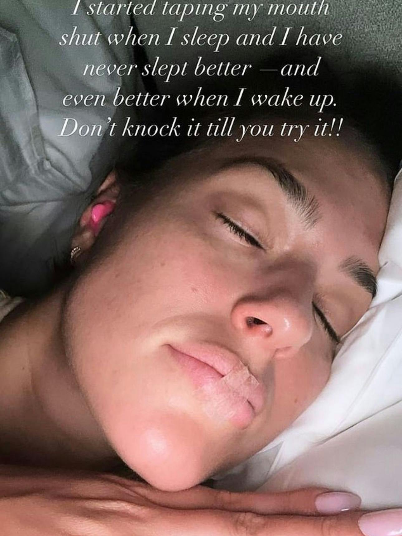 Ashley Graham schläft mit zugeklebtem Mund. Dieses Foto von sich teile sie auf Instagram.