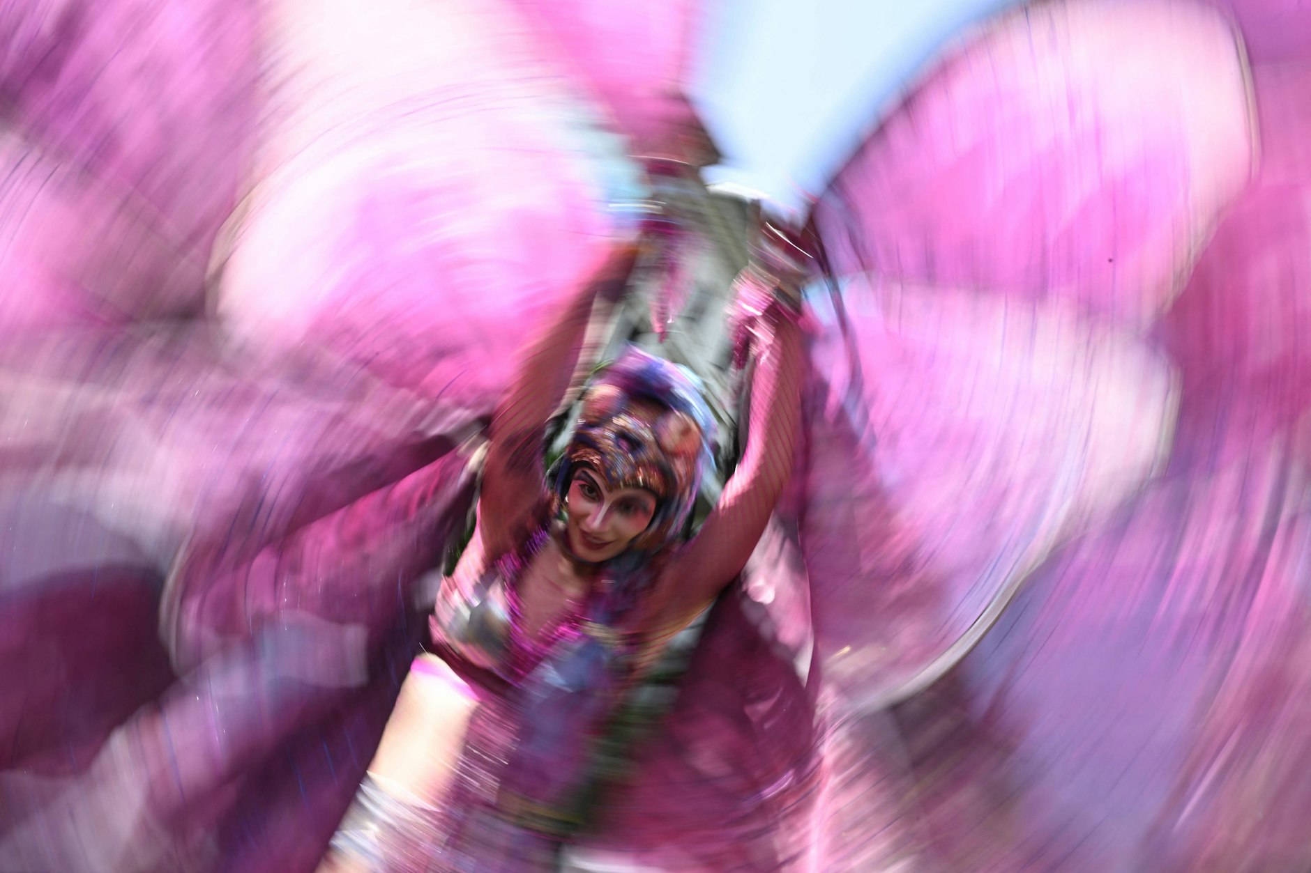 Manche Tänzerinnen sehen aus wie Schmetterlinge.