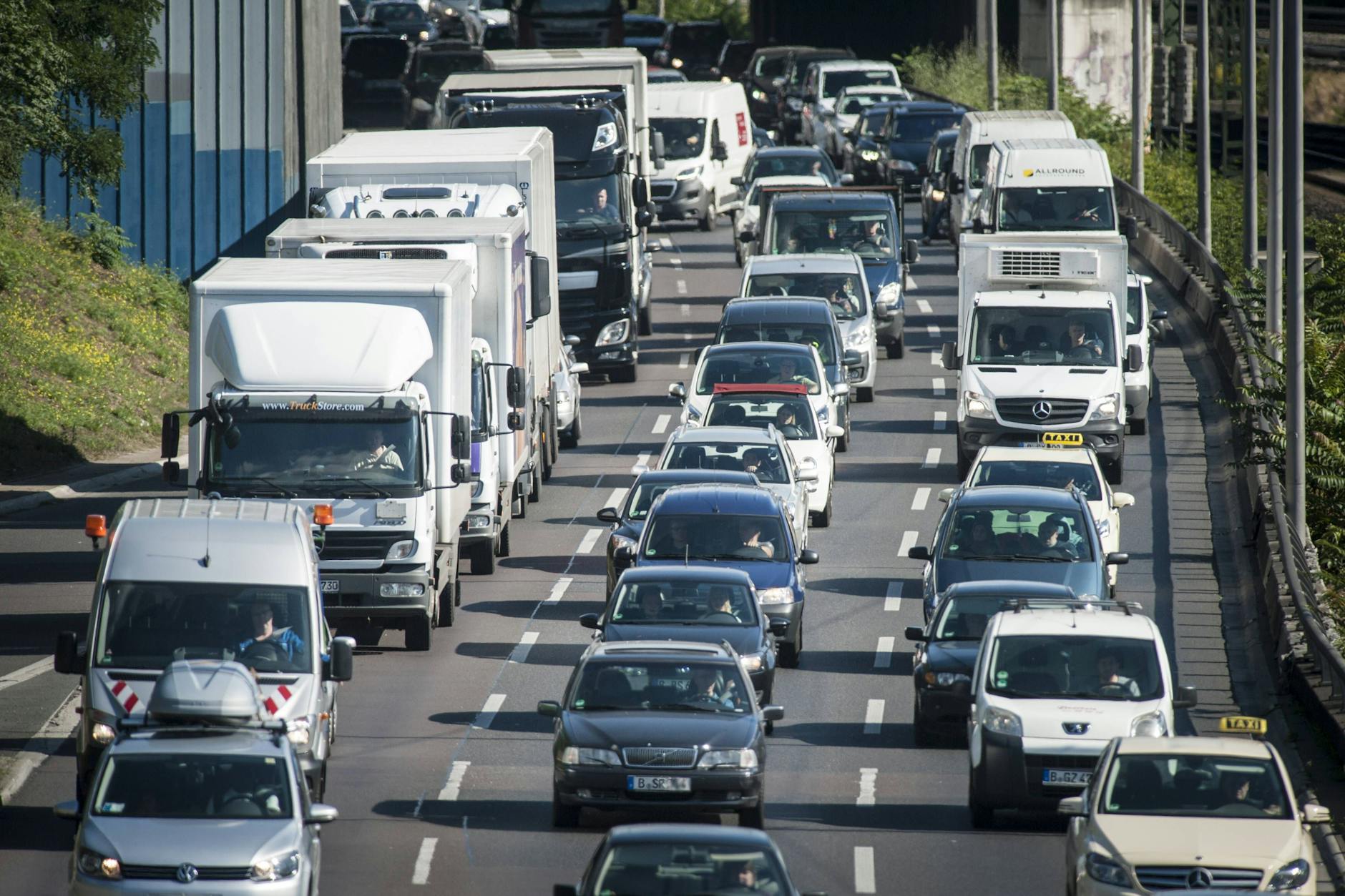 Autos stauen sich auf der Autobahn in Berlin. Das droht auch Pfingstmontag.