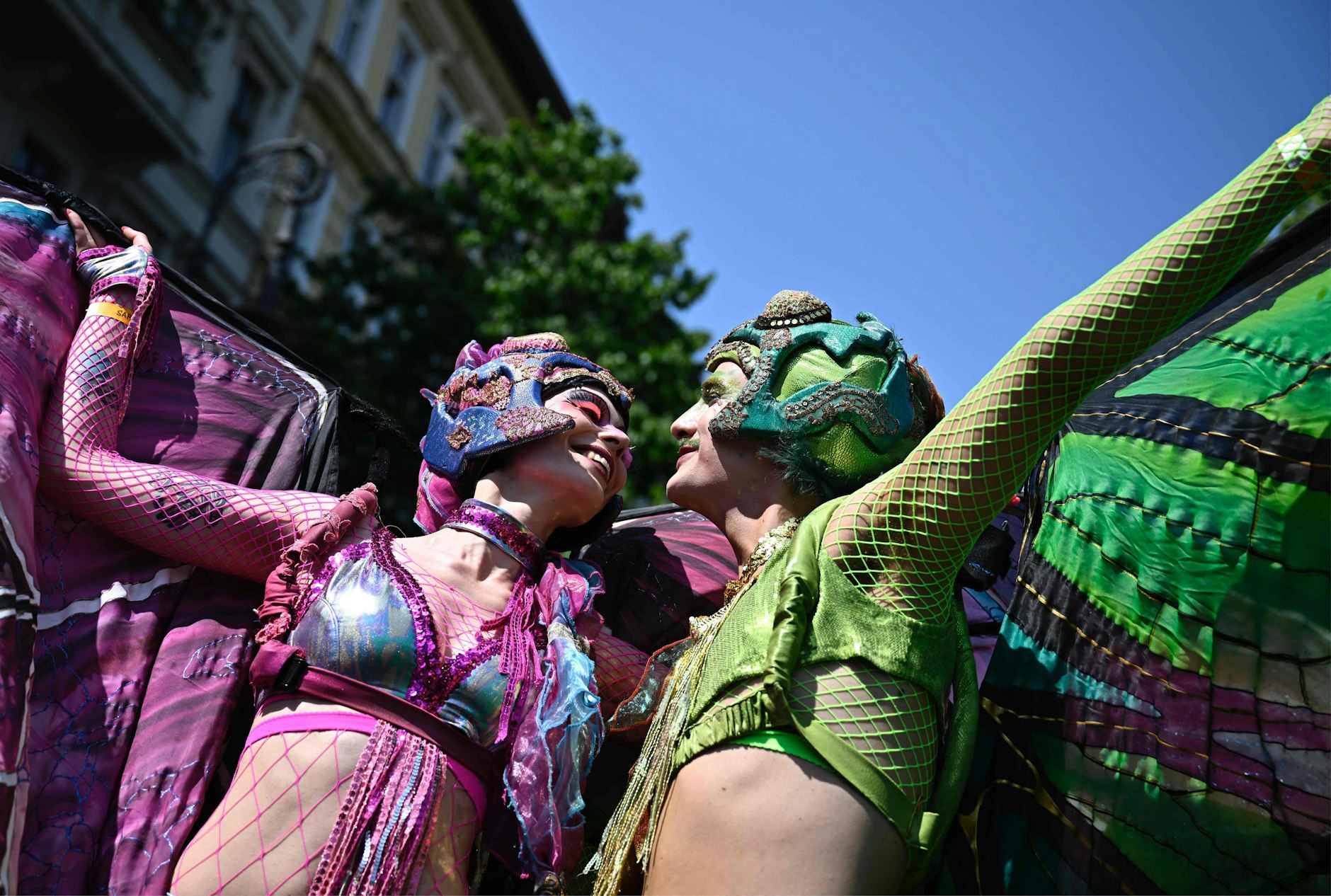 Bei sonnigem Wetter präsentieren verschiedene Gruppen ihre prachtvollen Kostüme.