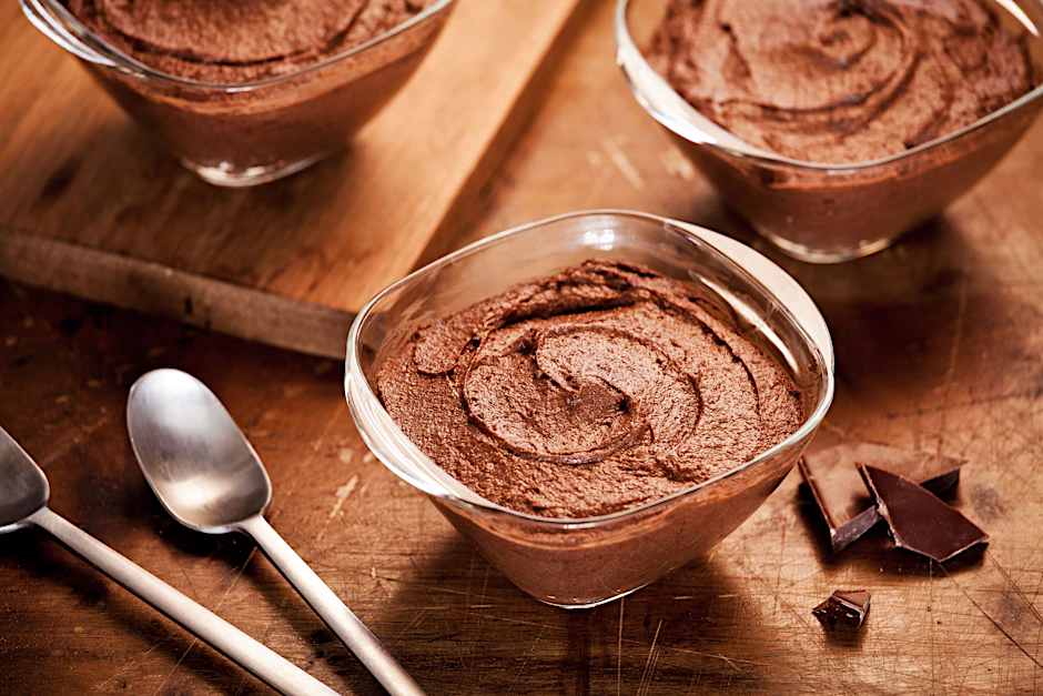 Cremige Mousse au Chocolat kann man zu Hause einfach selber mache.