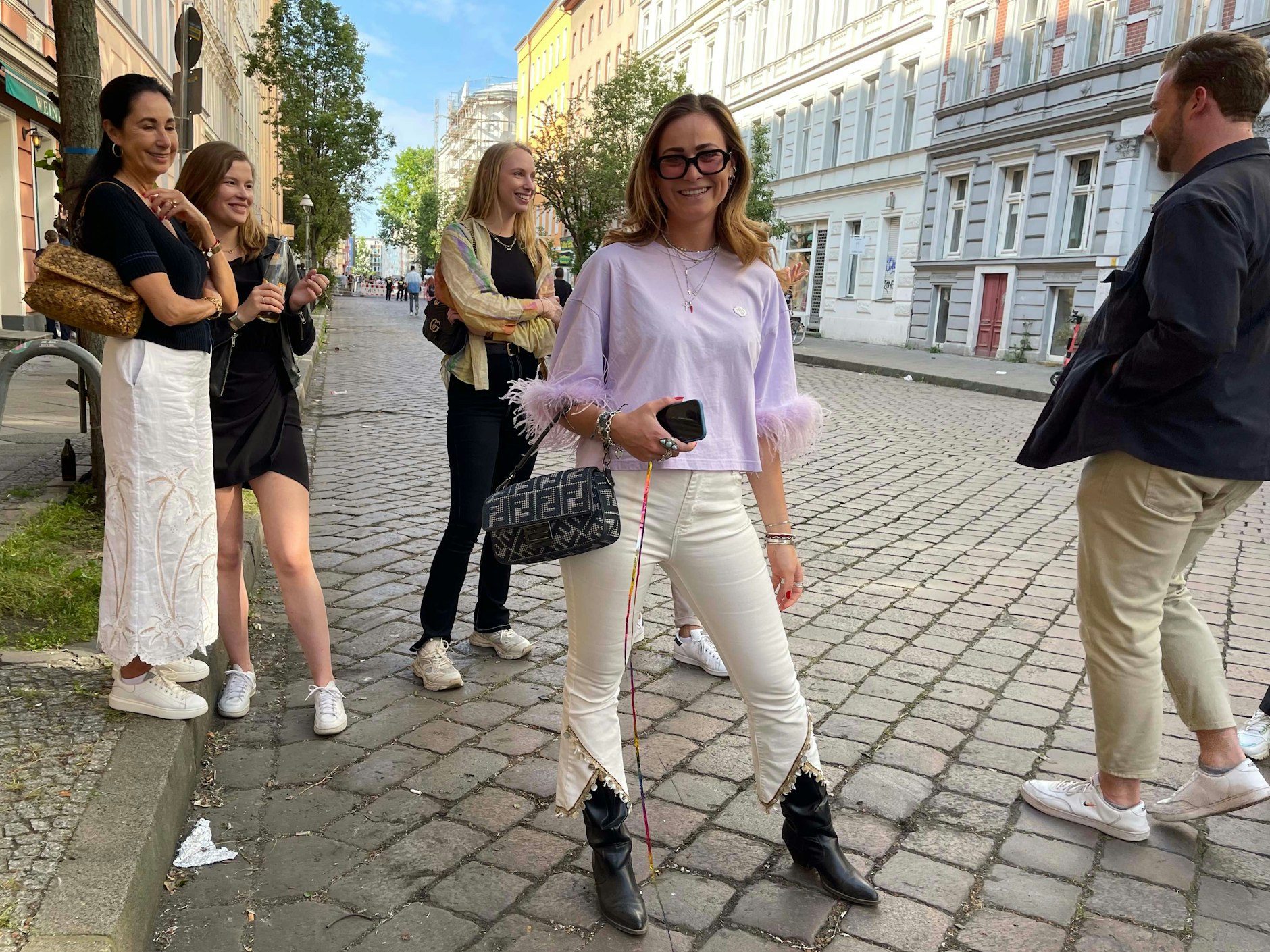 In den Seitenstraßen gab es etwas elegantere Looks zu sehen; samt&nbsp;schicker Taschen von Fendi (vorne) und Gucci (hinten).