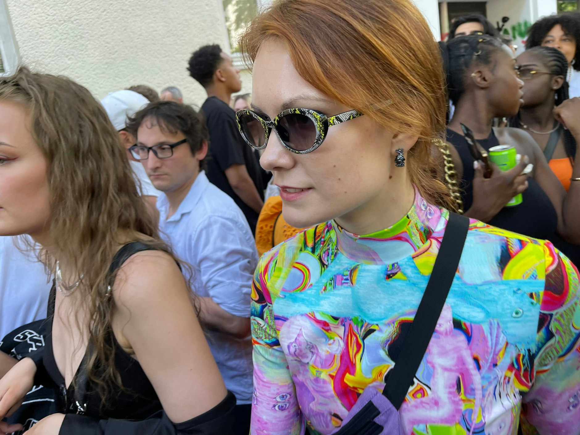 Zum psychedelischen Crewneck-Kleid trägt diese Dame eine Sonnenbrille mit Pythonmustergestell.