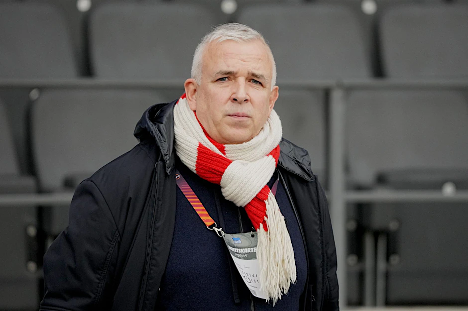 ARCHIV - Unions Präsident Dirk Zingler vor dem Spiel.  