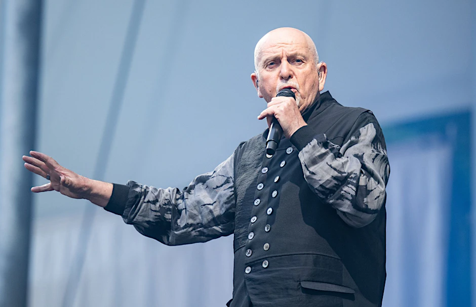 Peter Gabriel, britischer Musiker, singt auf der Bühne.  