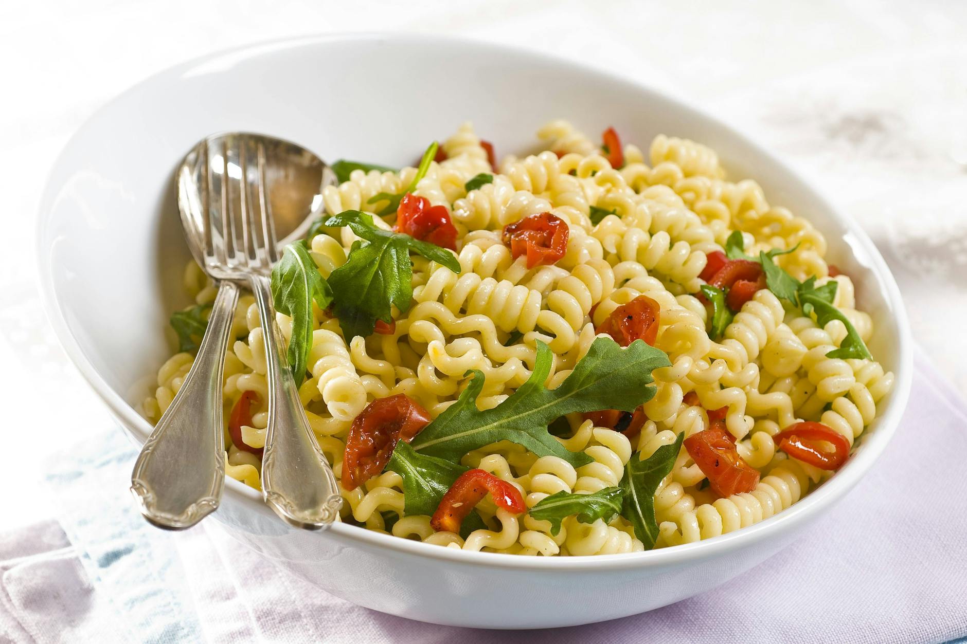 Der Nudelsalat kommt ohne Mayonnaise aus, schmeckt aber unglaublich lecker.