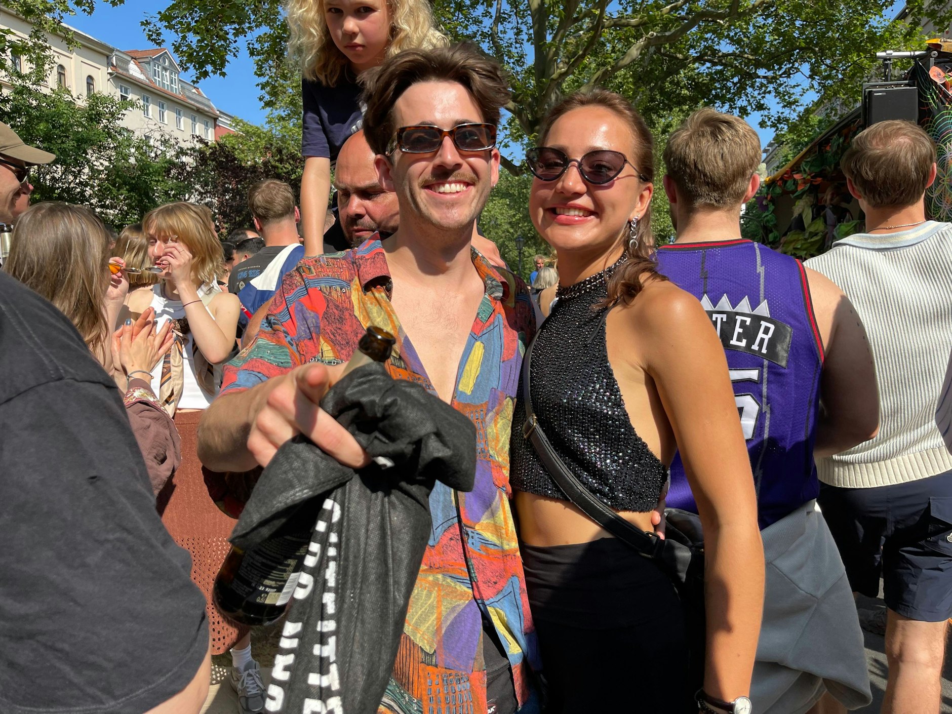 Bestes Wetter und gute Laune am Ende des Zuges