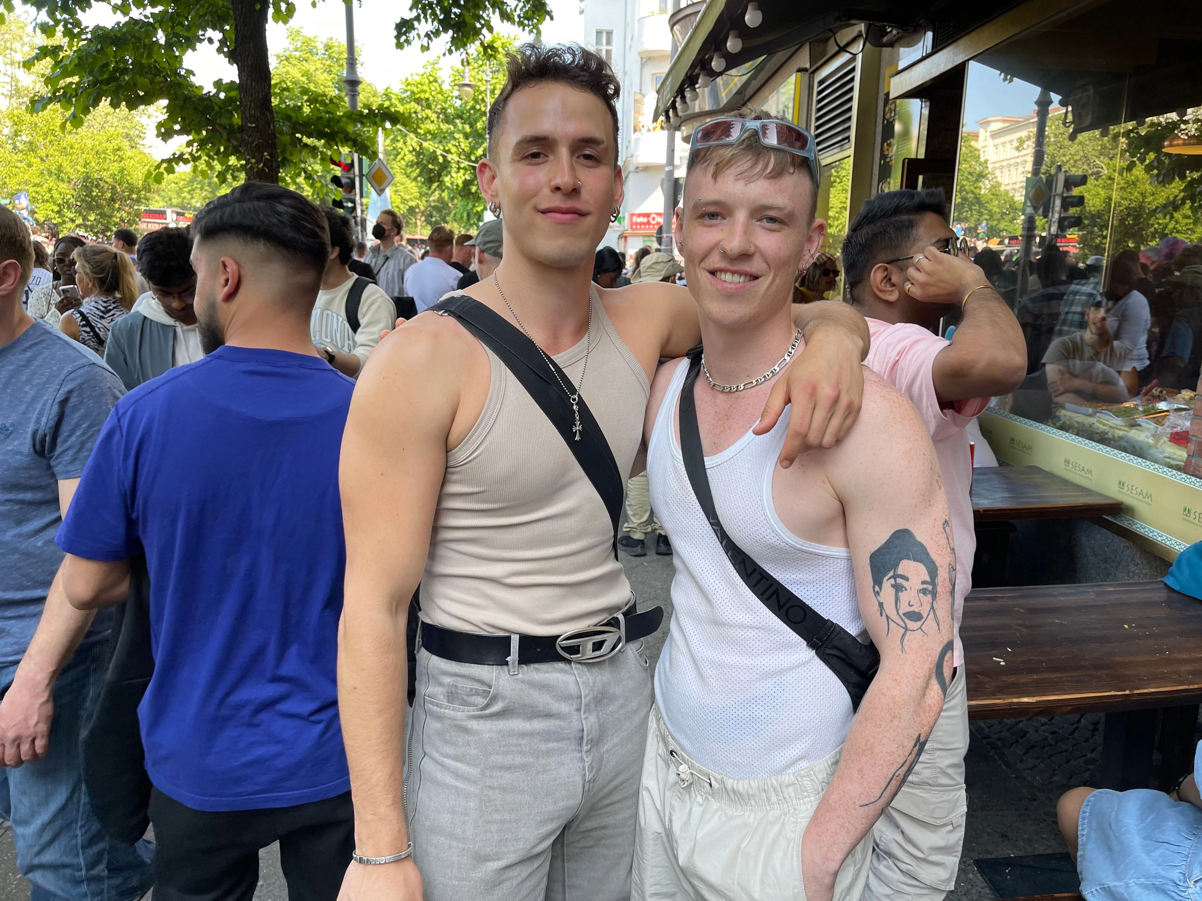 Bei diesen Outfits ließ bereits die Loveparade grüßen: Raver in der Nähe eines Techno-Wagens.