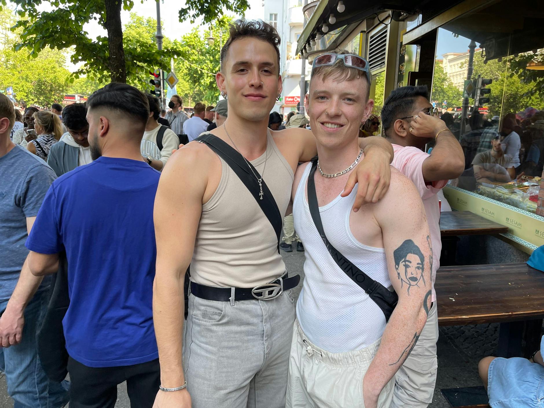 Bei diesen Outfits ließ bereits die Loveparade grüßen: Raver in der Nähe eines Techno-Wagens.