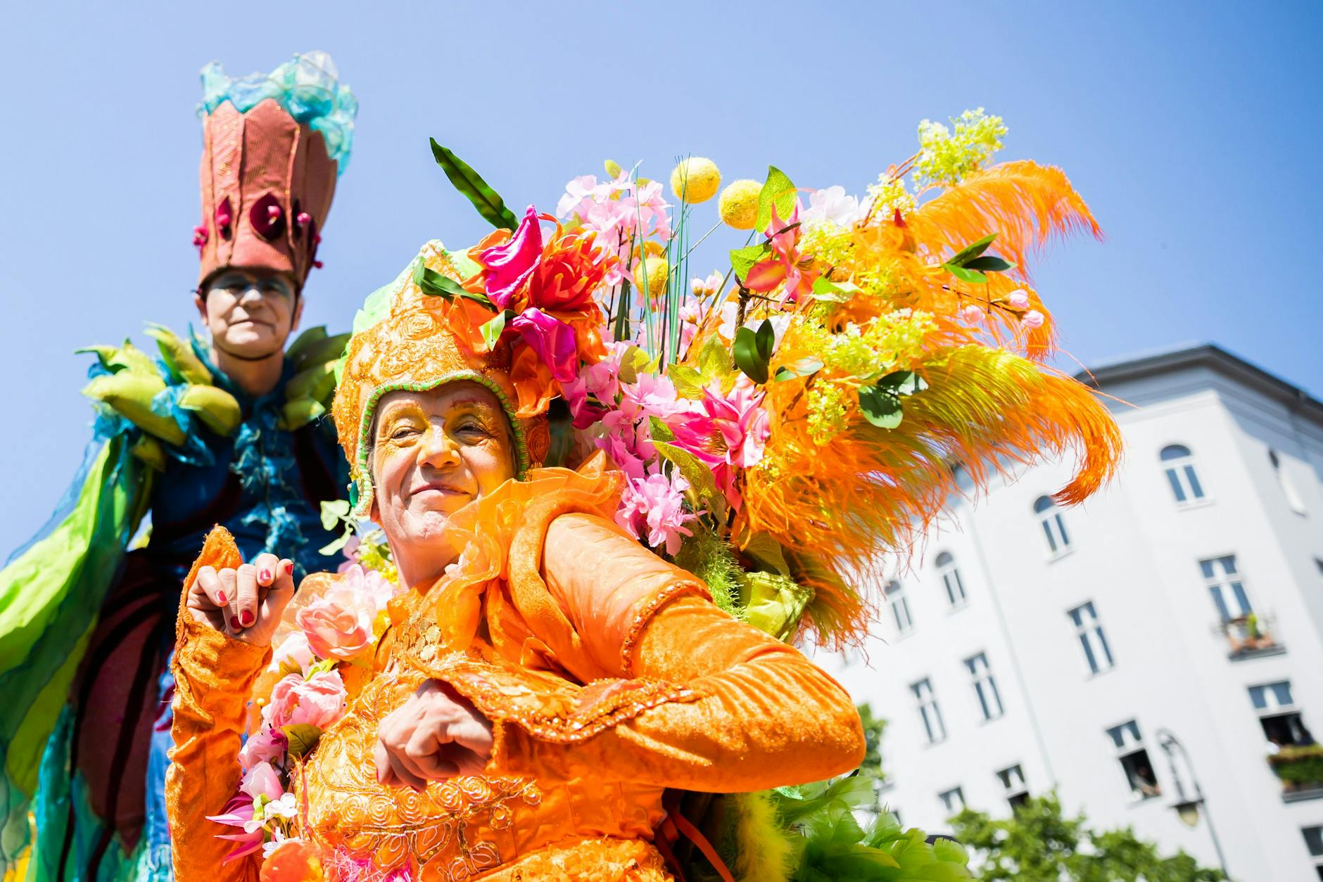 Darsteller treten beim Umzug des Karnevals der Kulturen in Berlin-Kreuzberg auf.