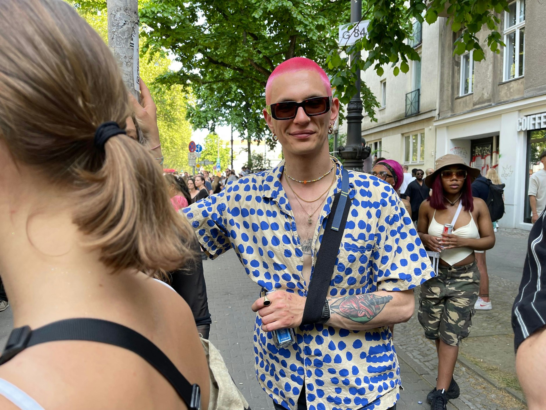 Pinke Haare und blaue Punkte; ein schöner Look. Was wohl mit dem Arm passiert ist?