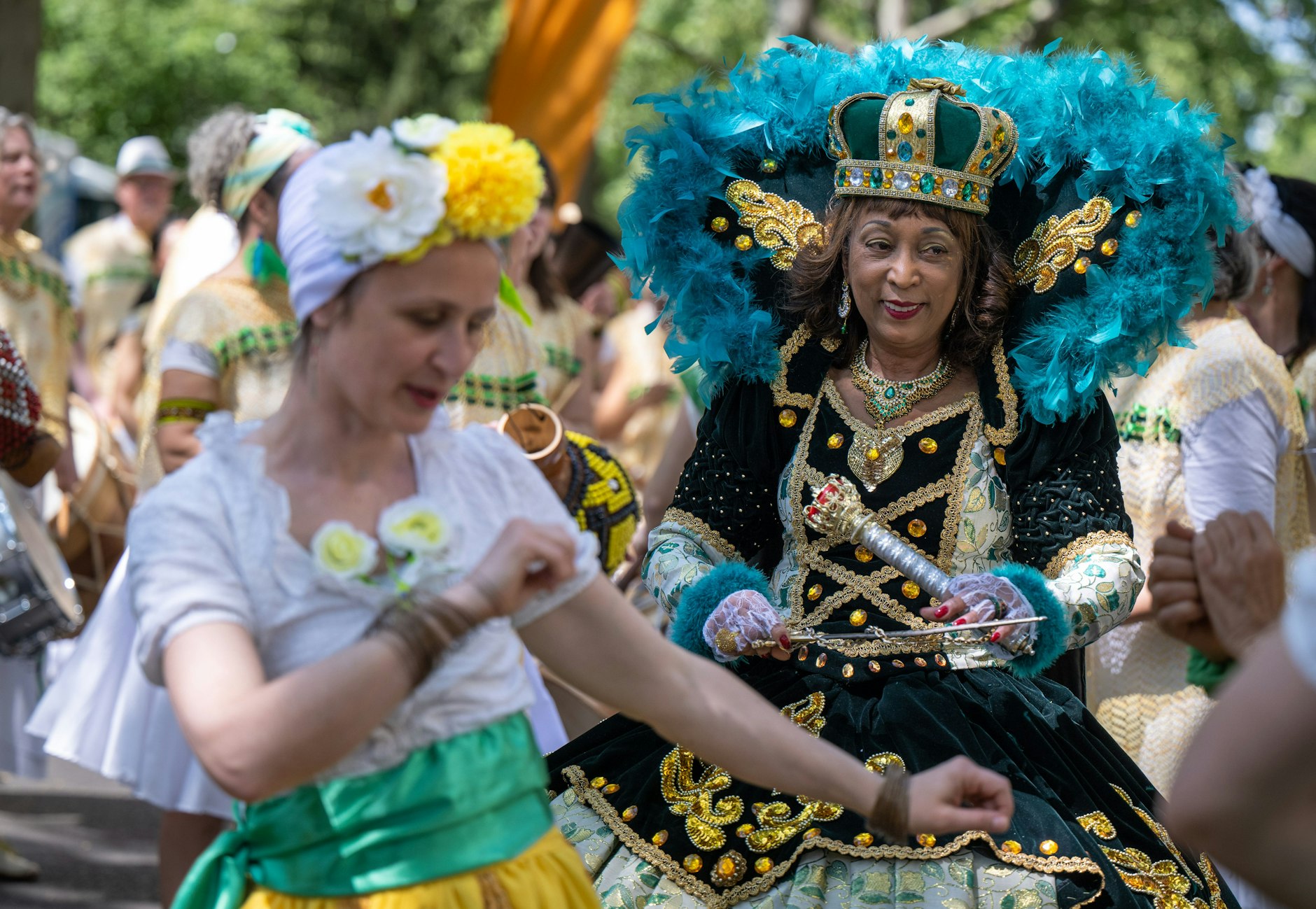 Mitglieder der Gruppe Maracatu-Treffen tanzen beim Umzug des Karnevals der Kulturen in Berlin-Kreuzberg. Nach dreimaliger pandemiebedingter Absage findet das Straßenfest wieder statt und erreicht mit dem Umzug seinen Höhepunkt.