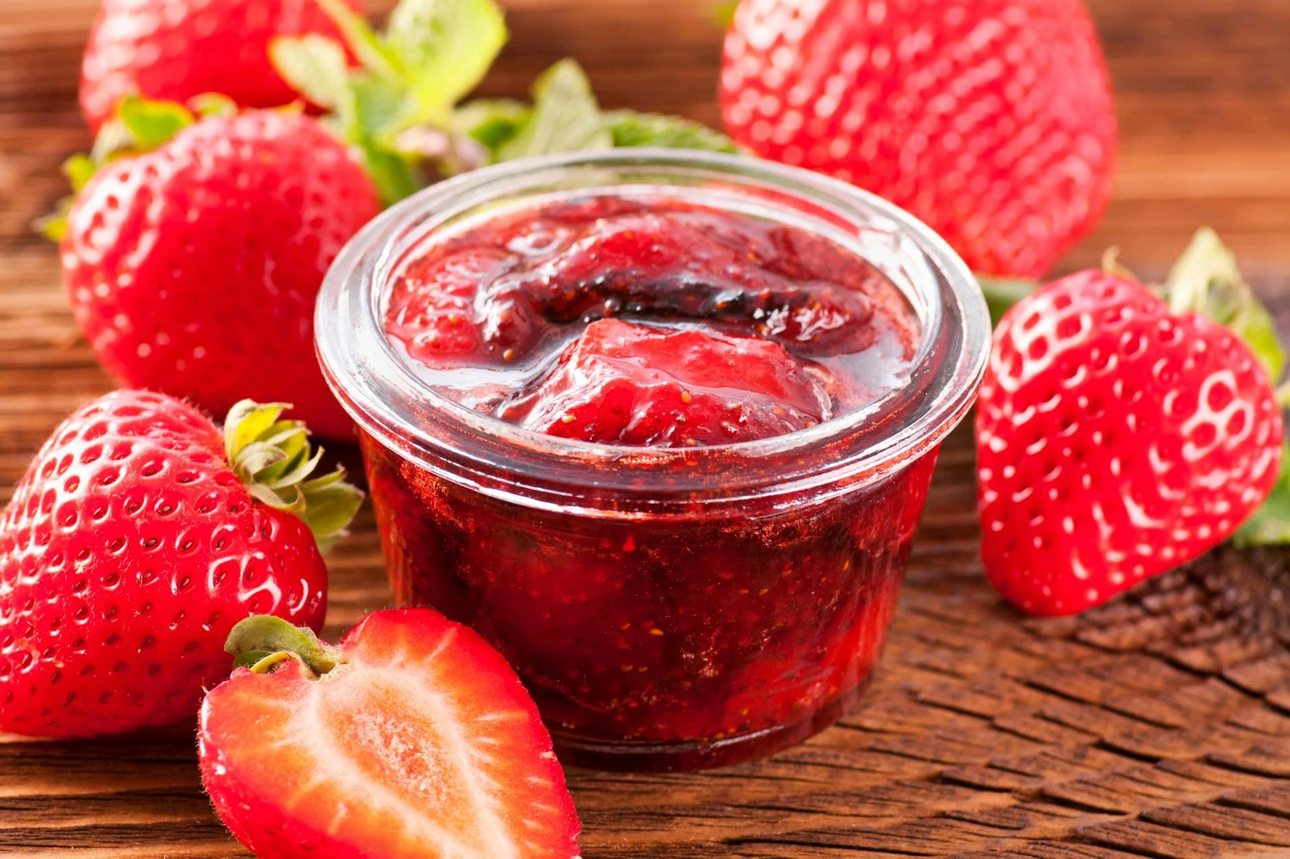 Im Grunde braucht es für leckere Erdbeermarmelade nur zwei Zutaten.