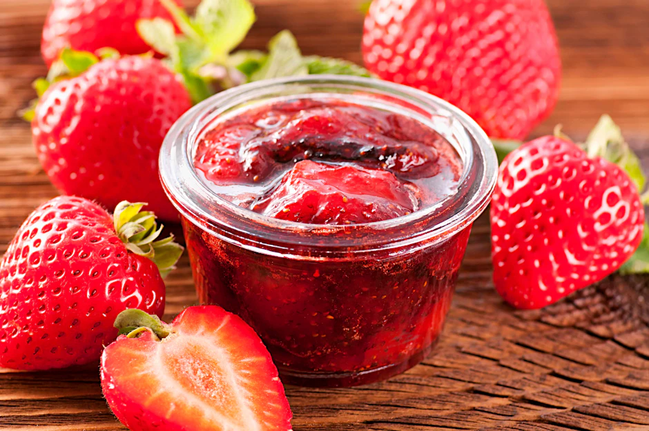 Im Grunde braucht es für leckere Erdbeermarmelade nur zwei Zutaten.