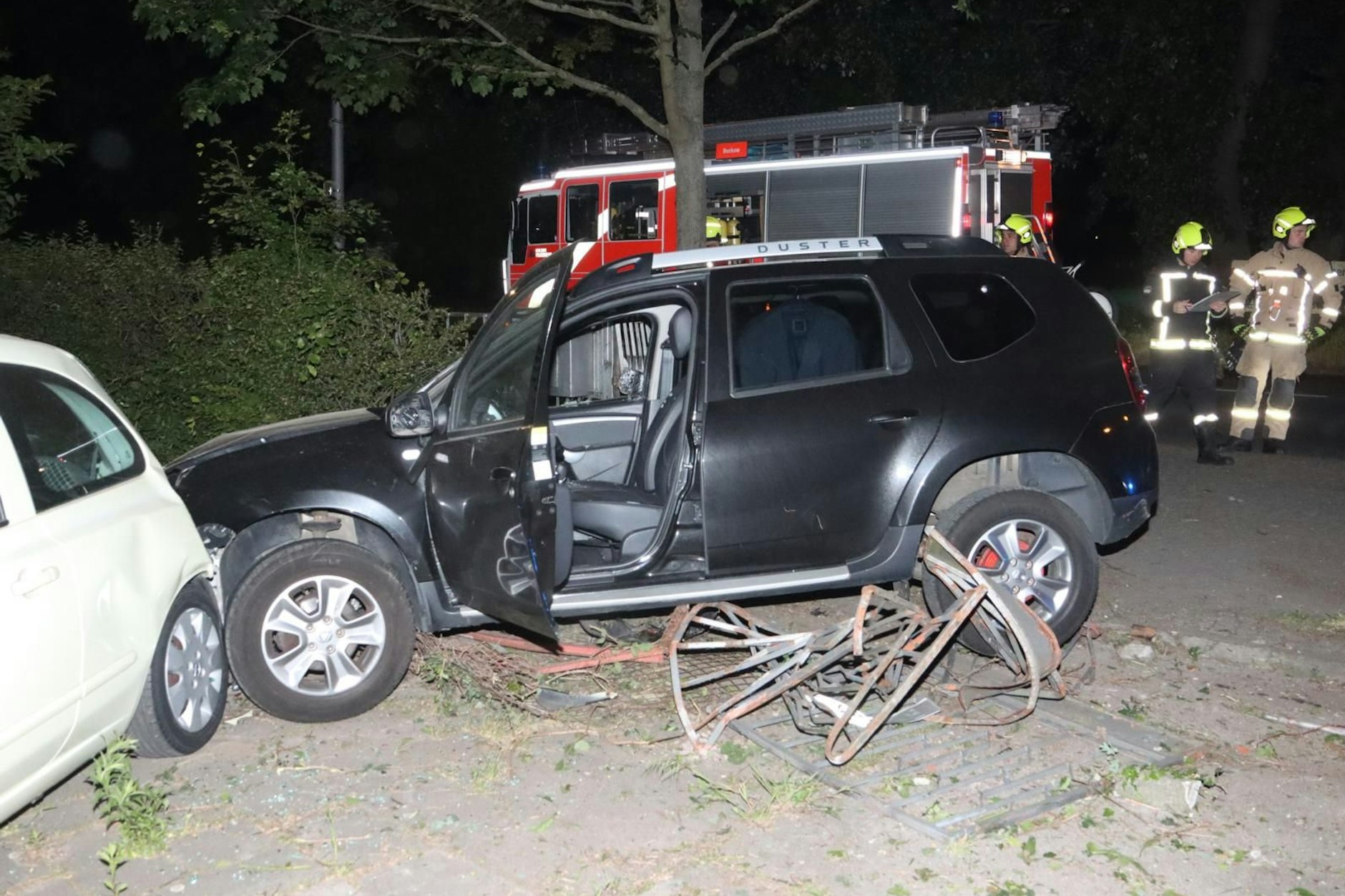 Der SUV krachte in den Vorgarten eines Hauses in der Späthstraße.