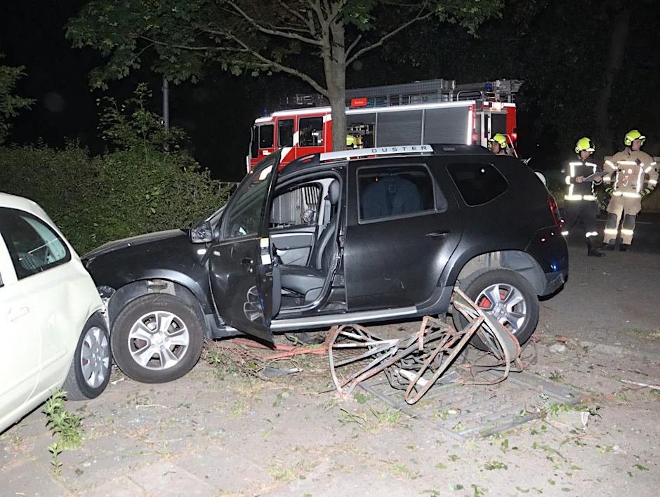 Der SUV krachte in den Vorgarten eines Hauses in der Späthstraße.