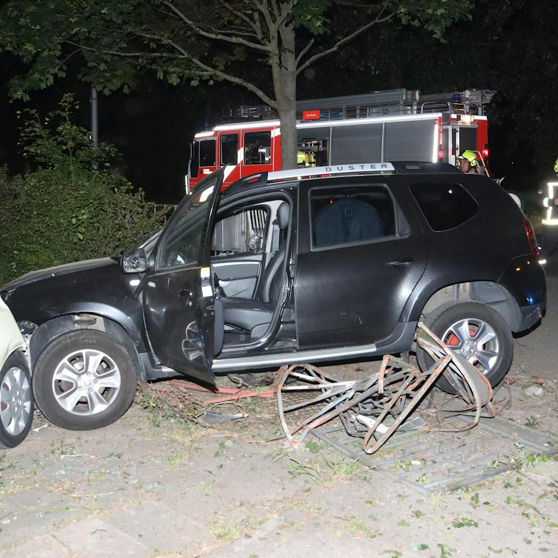 Baumschulenweg: SUV kracht in Vorgarten