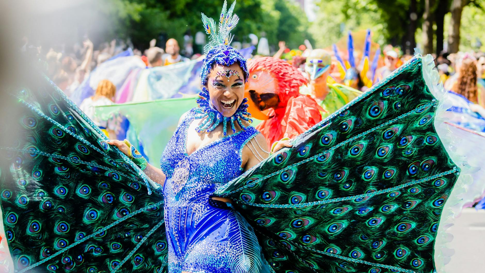 Eine Darstellerin tritt beim Umzug des Karnevals der Kulturen in Berlin-Kreuzberg auf.