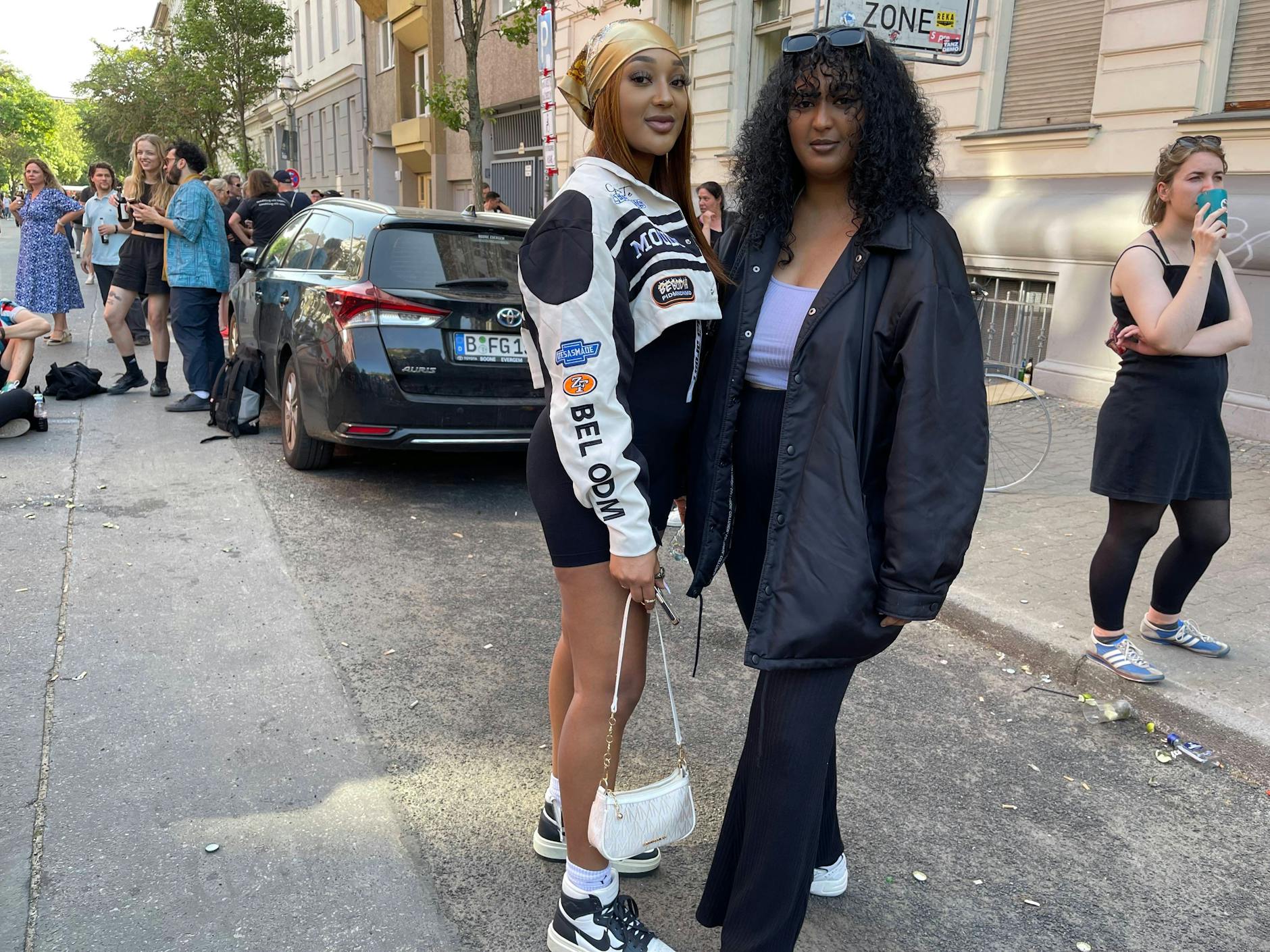 Der Motorradjackenstyle ist nach wie vor angesagt, hier in einer Cropped-Variante (li.).