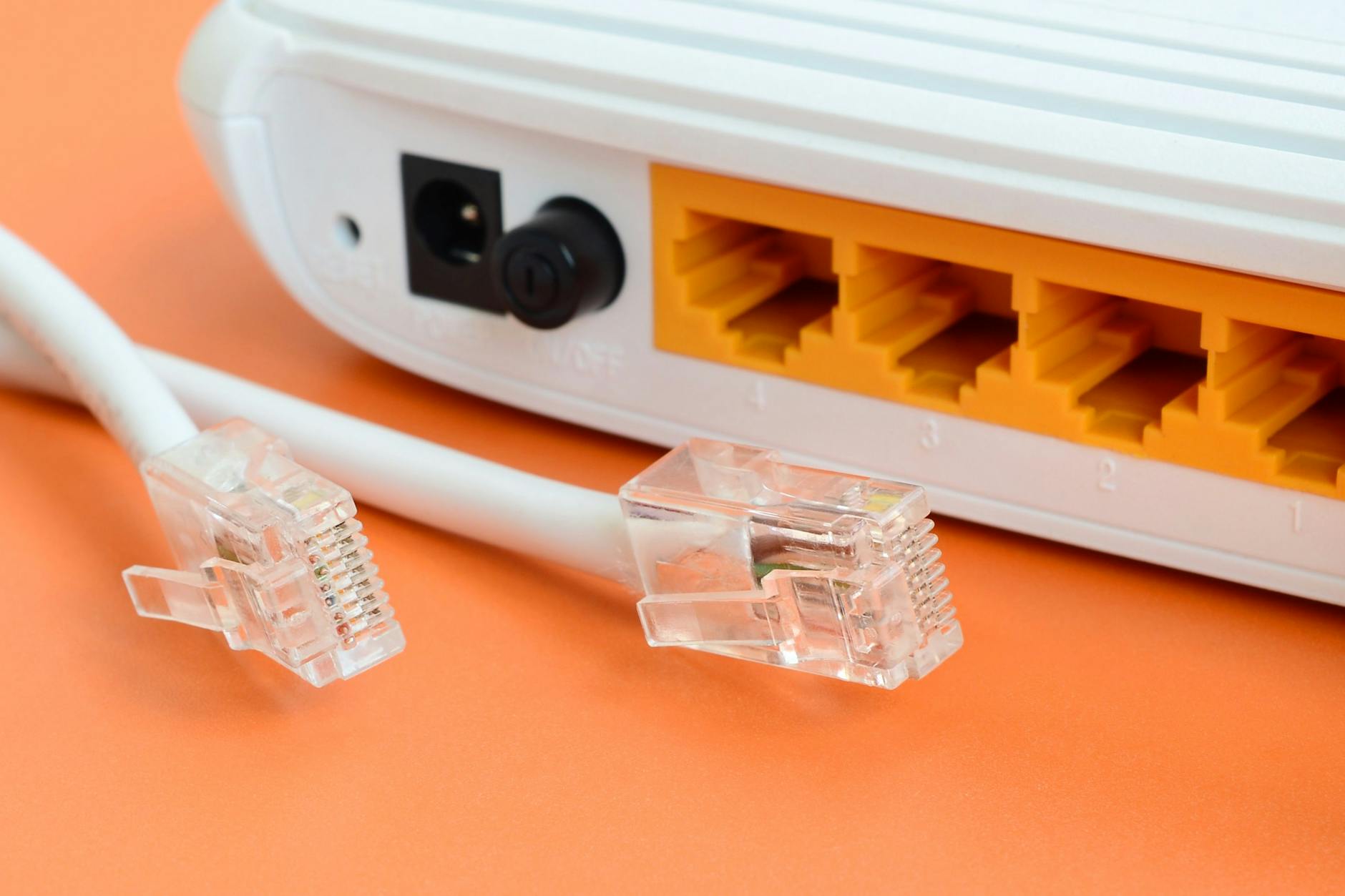 Manche Gegenstände in der Nähe des Routers können maßgeblich die Internetgeschwindigkeit beeinflussen.