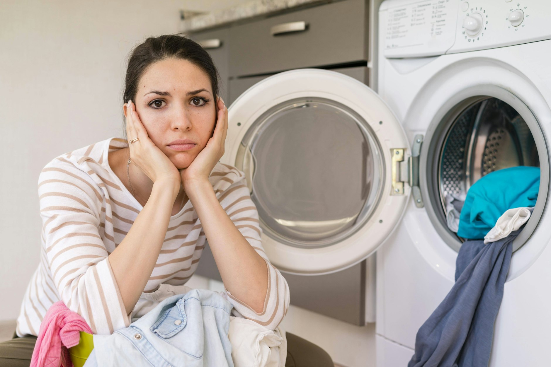 Mief aus der Waschmaschine ist ärgerlich, weil dann auch die frisch gewaschene Wäsche stinkt.