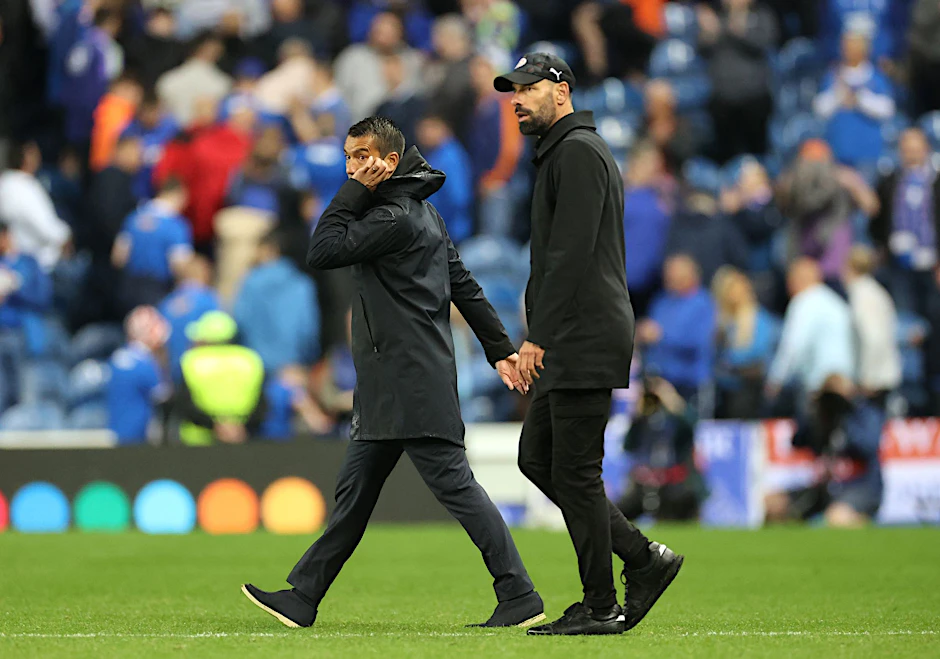 ARCHIV - Ruud van Nistelrooy (r) ist nicht mehr Trainer des PSV Eindhoven.  