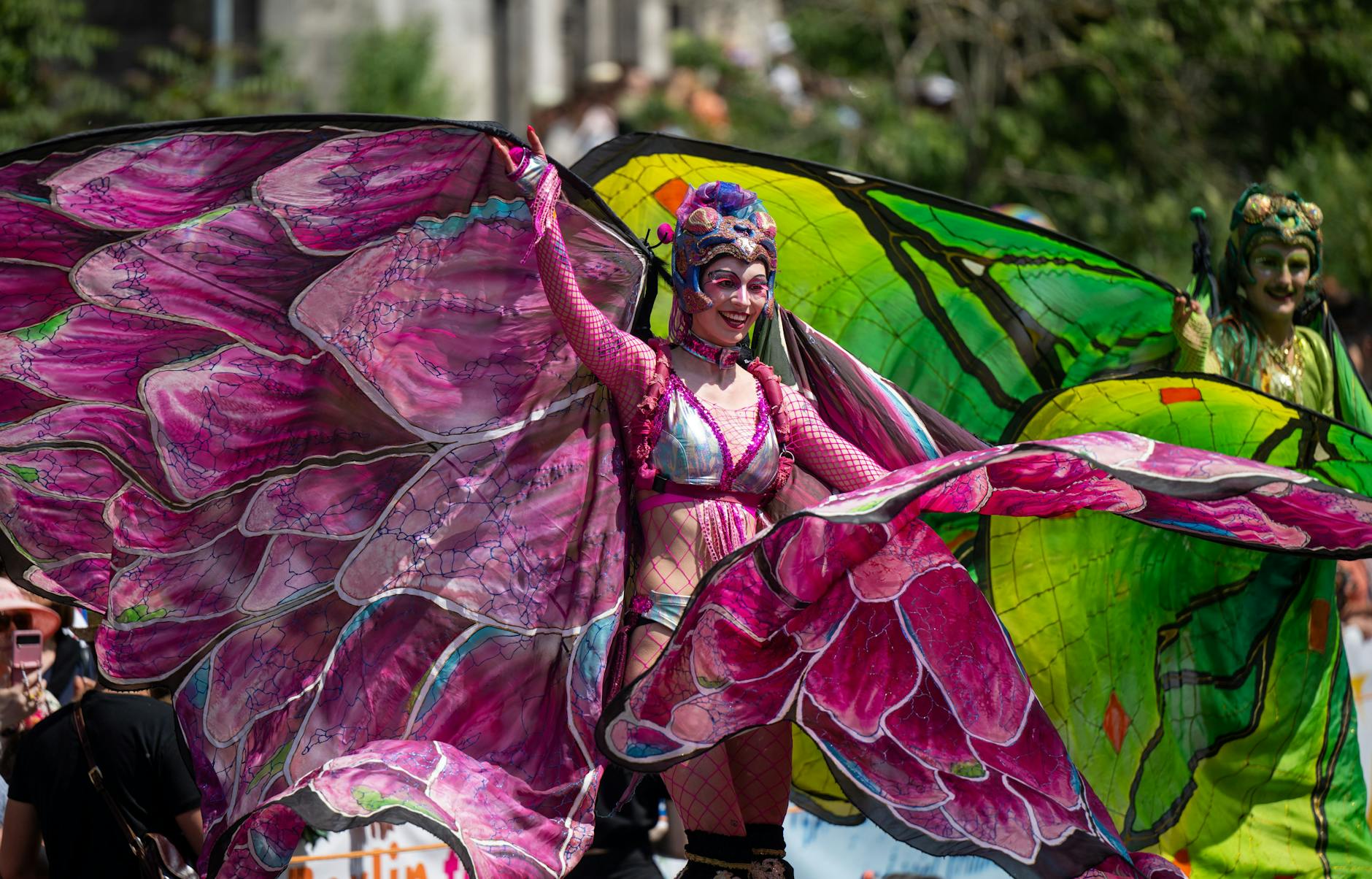 Übergroße Schmetterlinge tanzen auf dem Karneval der Kulturen.