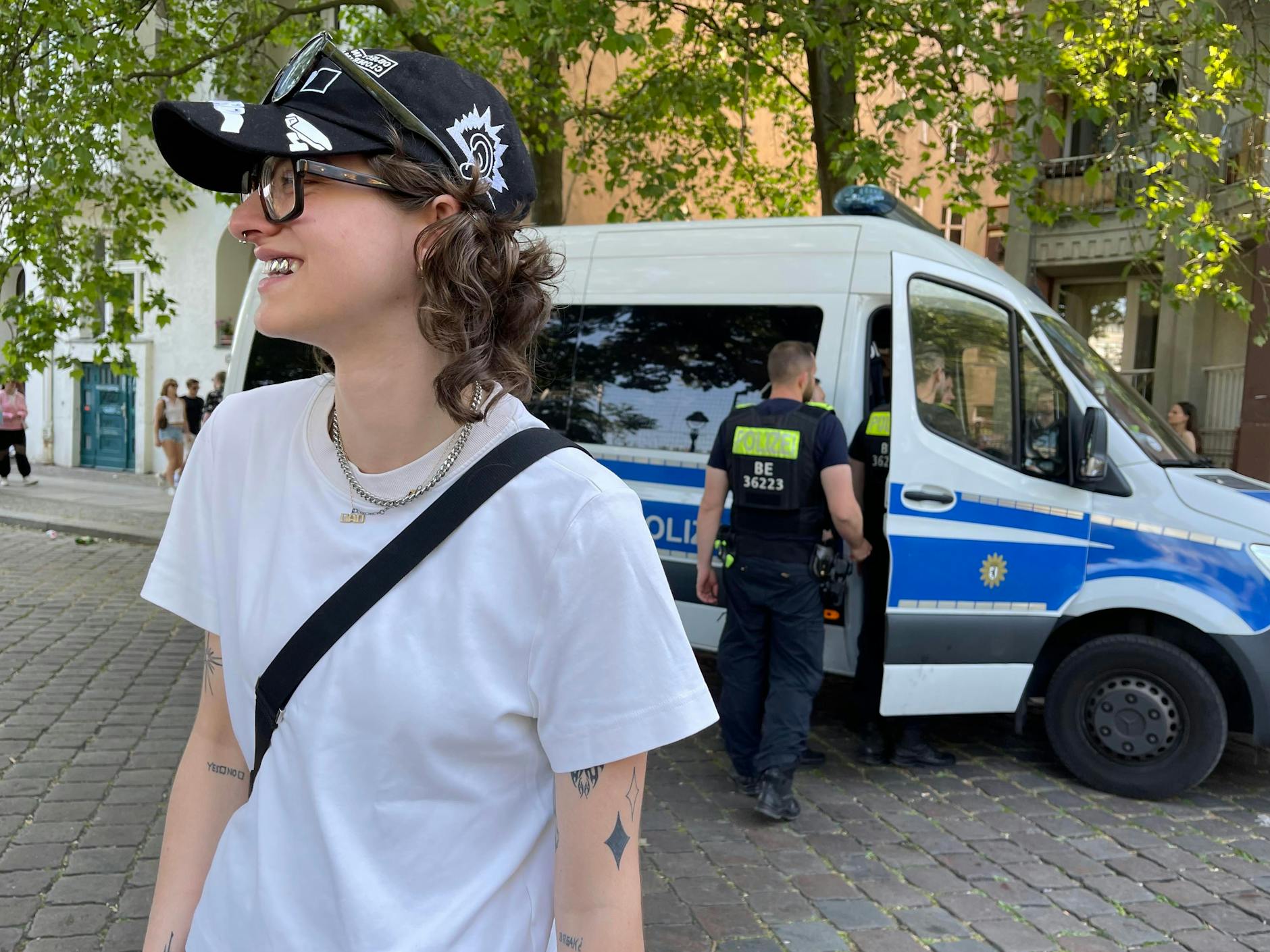 Grillz, Brillen und Tattoos - diese junge Dame kennt kein Pardon, wenn es um optische Statements geht.