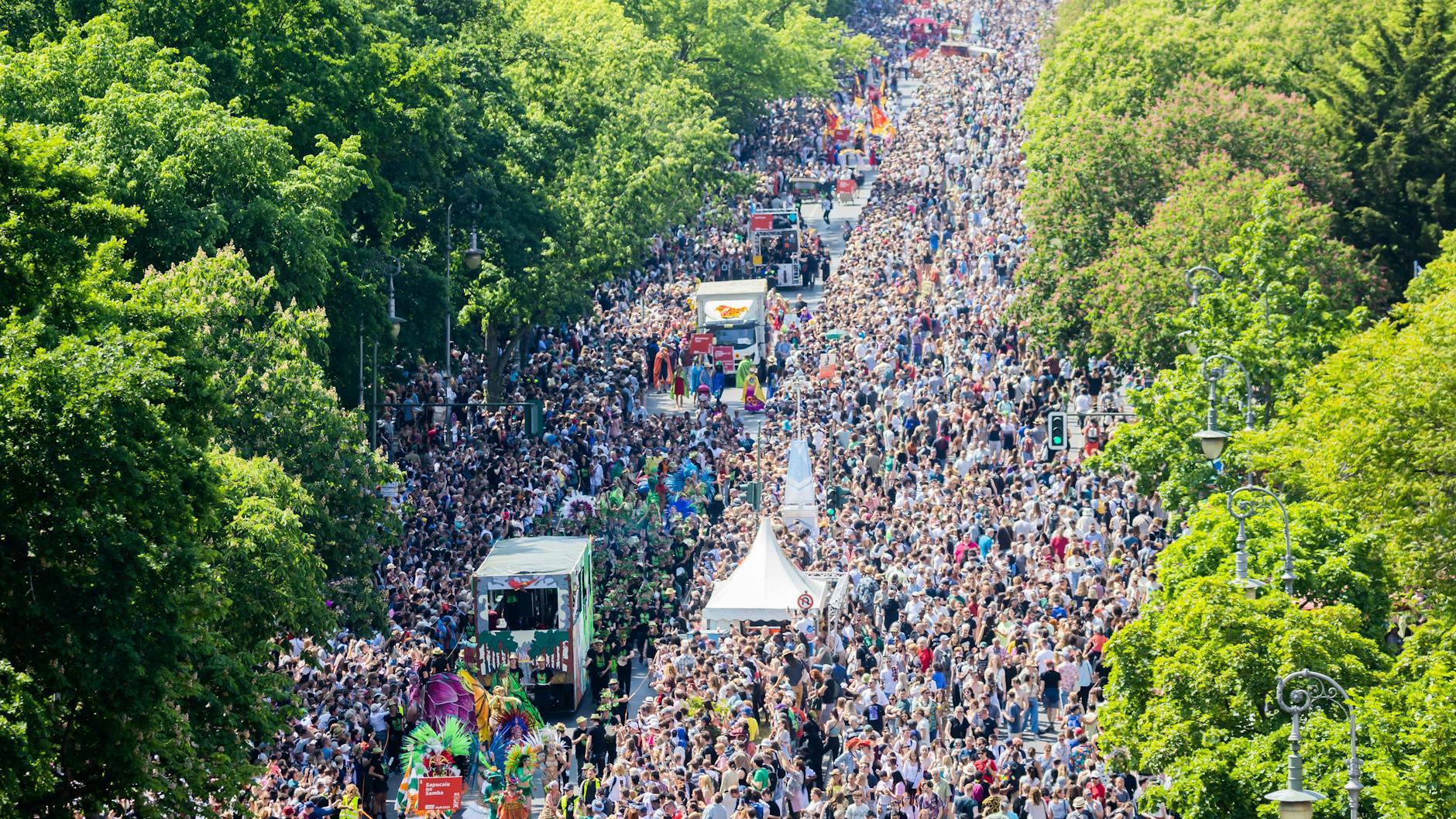 Der Umzug des Karnevals der Kulturen zieht in Berlin-Kreuzberg inmitten von Zuschauern über die Hasenheide.