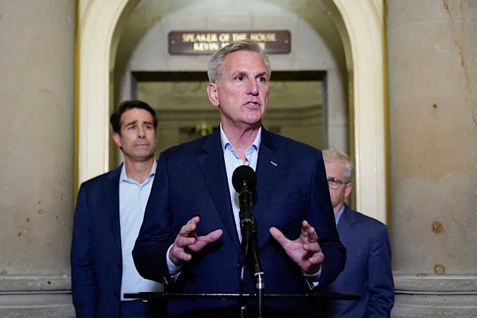 Kevin McCarthy, Sprecher des Repräsentantenhauses, spricht zu den Journalisten.  