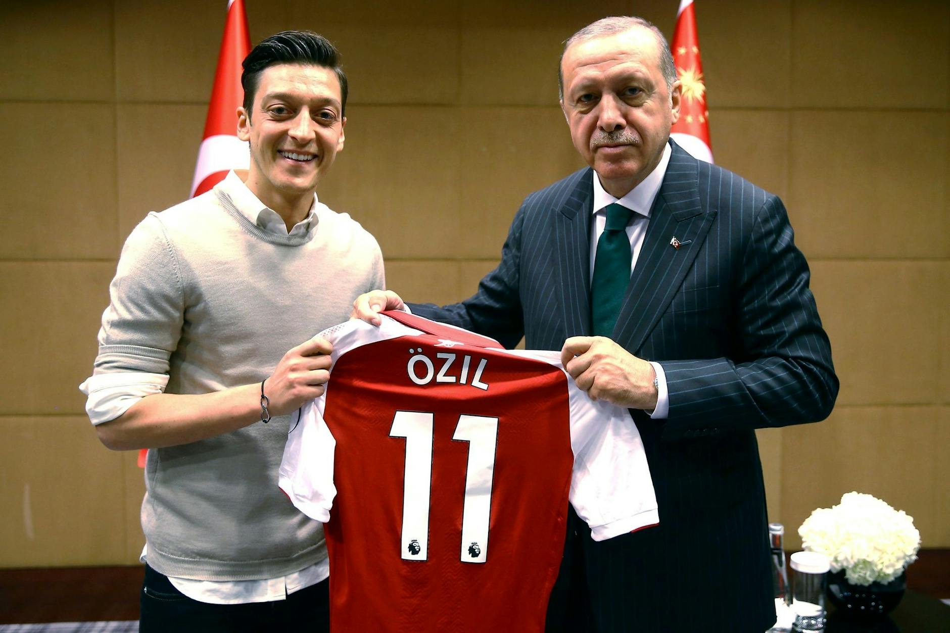 Mesut Özil und Recep Tayyip Erdogan am 14.05.2018. Der Fußballer hat erneut ein Foto mit dem wiedergewählten türkischen Präsidenten geteilt.
