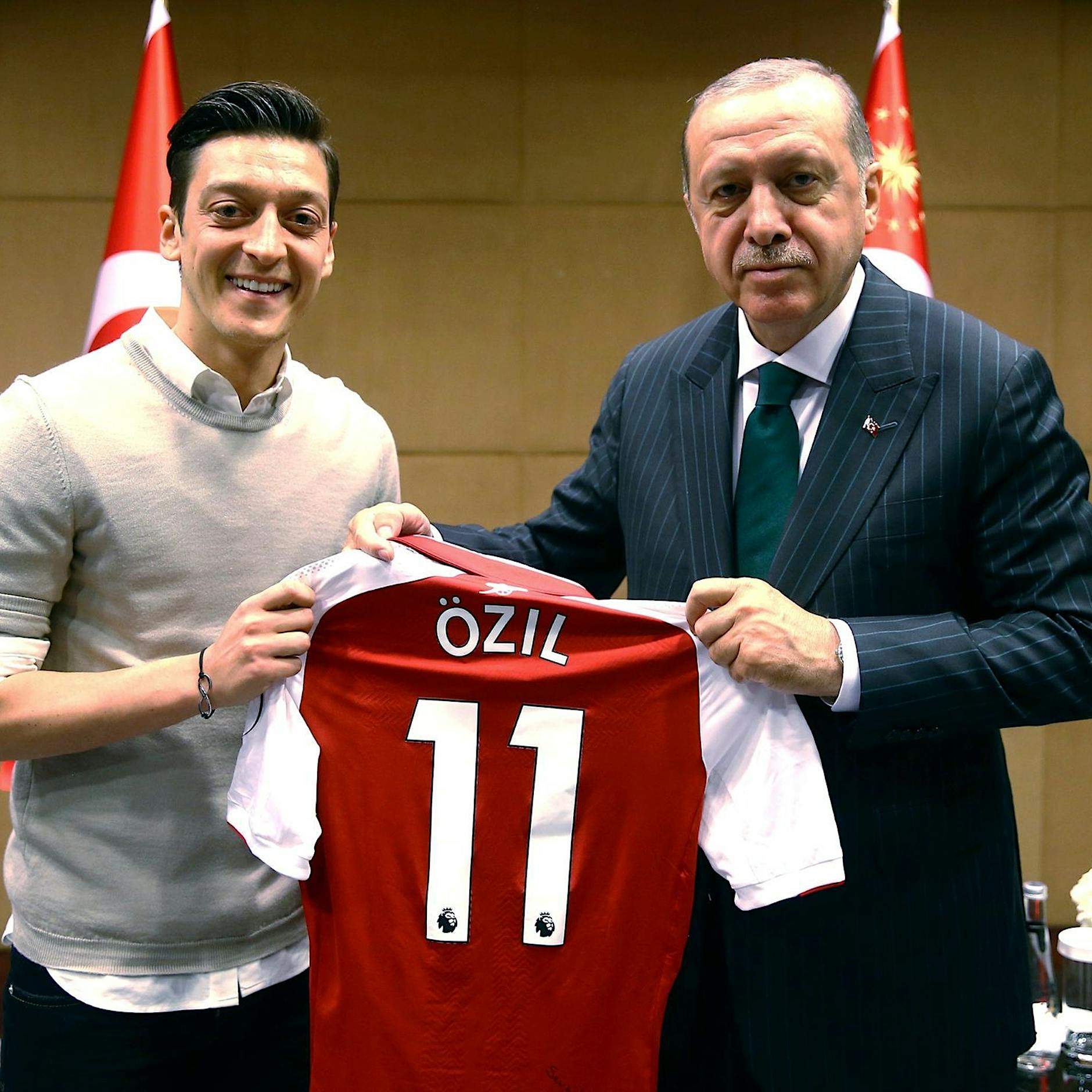Mesut Özil teilt nach Wahlsieg erneut Foto mit Erdogan