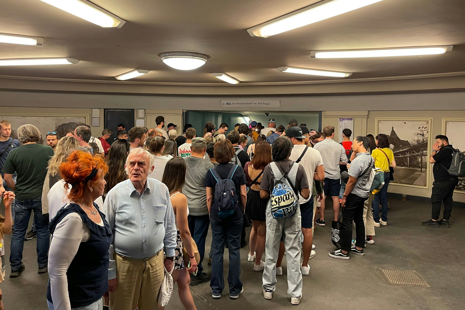 Dichtes Gedränge im U-Bahnhof Hallesches Tor