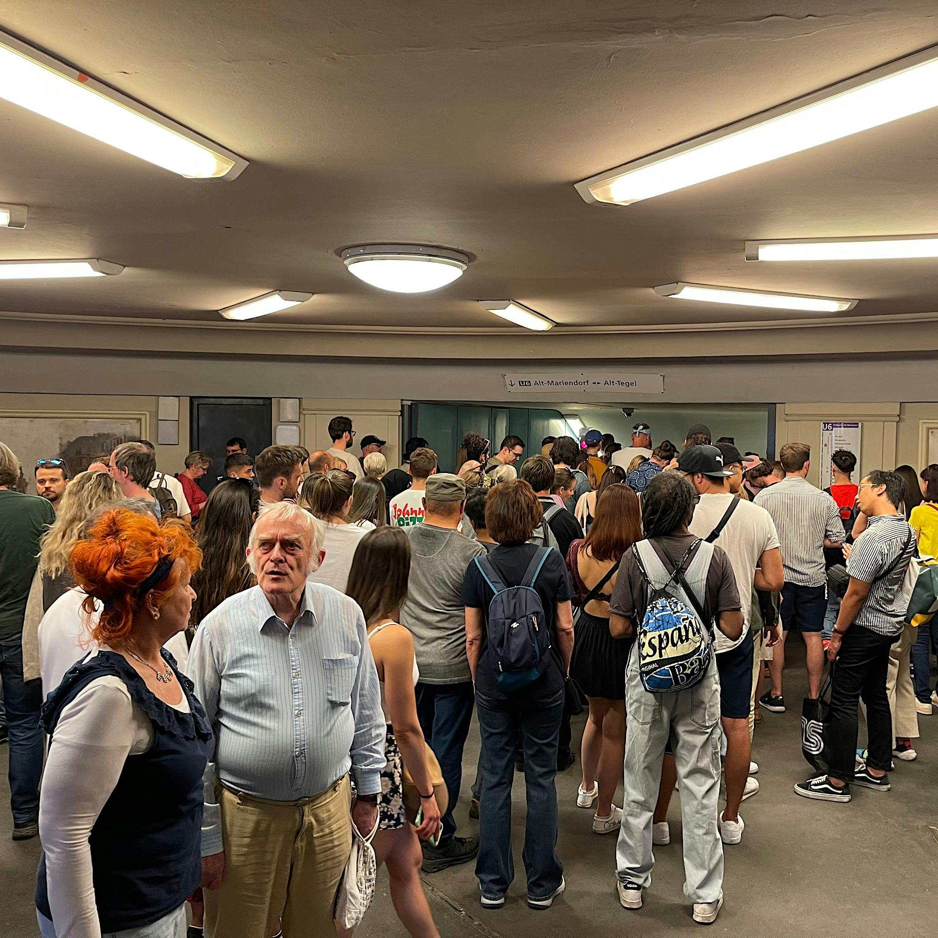 Karneval der Kulturen: Zugausfälle bei der BVG, dichtes Gedränge in Bahnhöfen