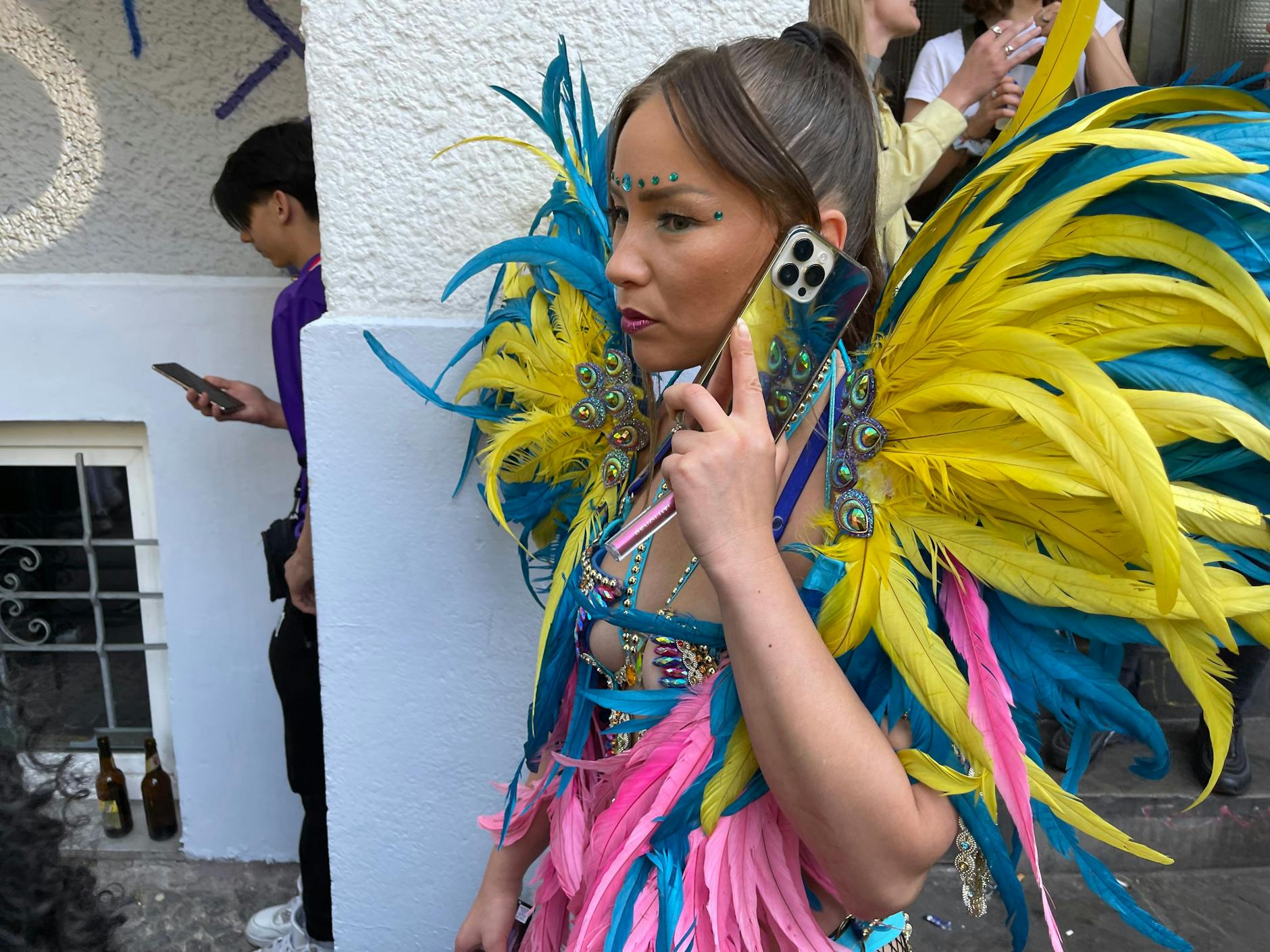 Gelb, türkis, pink: ein wunderschönes Kostüm aus Federn.